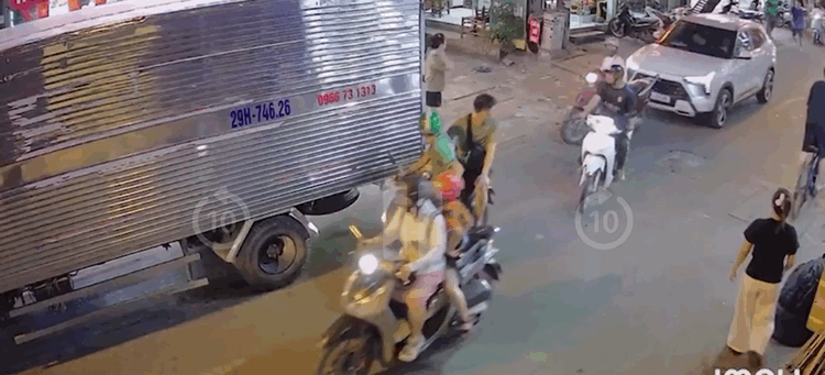 Tai nạn liên hoàn Hà Nội: Nữ tài xế có biểu hiện lạ gây hoảng loạn trên phố - Ảnh 2. Tai nạn liên hoàn Hà Nội: Nữ tài xế có biểu hiện lạ gây hoảng loạn trên phố - Ảnh 2.