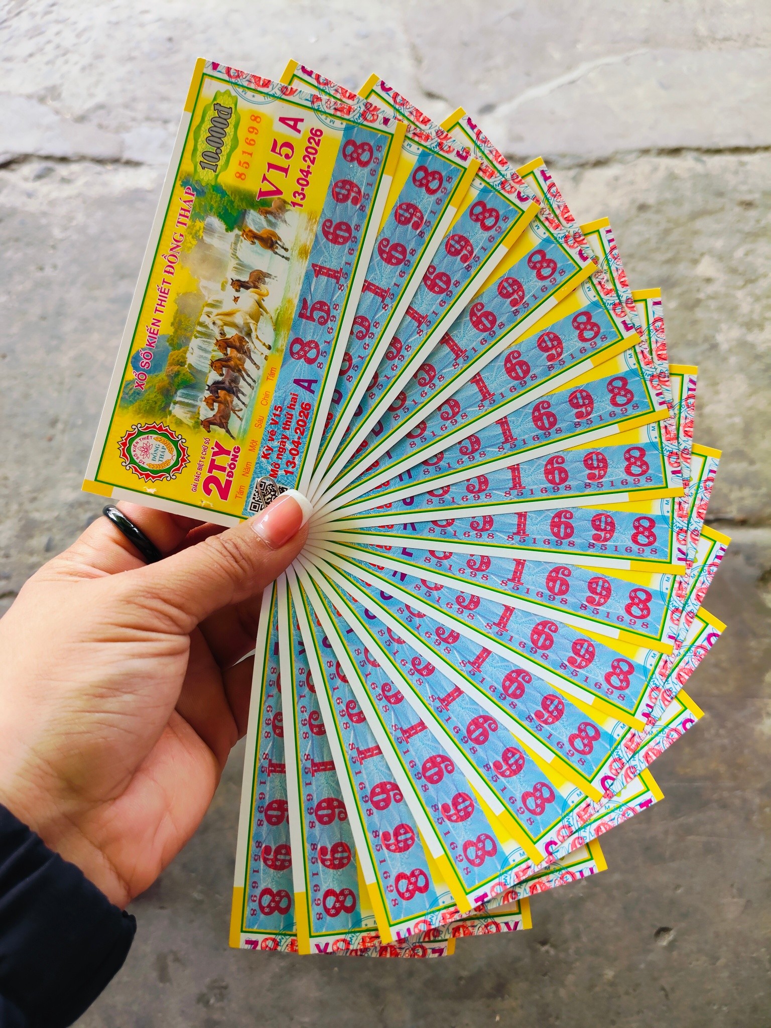 Chiều 13-4, lộ diện 4 người trúng giải độc đắc xổ số miền Nam - Ảnh 5.