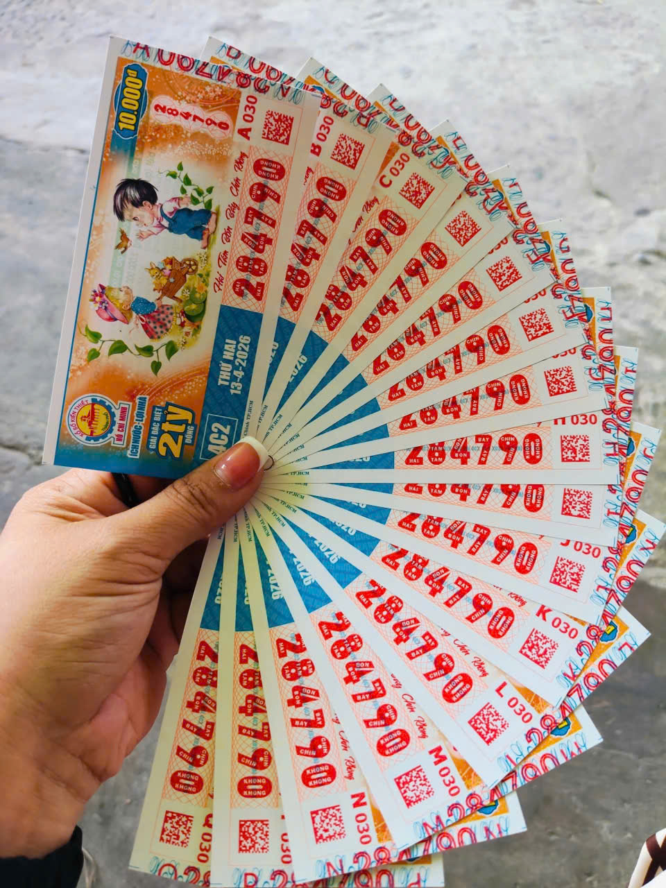 Chiều 13-4, lộ diện 4 người trúng giải độc đắc xổ số miền Nam - Ảnh 4.