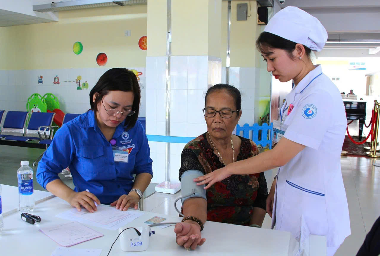 Hơn 100 bệnh viện tại TPHCM sẽ khám miễn phí cho người dân trên địa bàn - Ảnh 1.