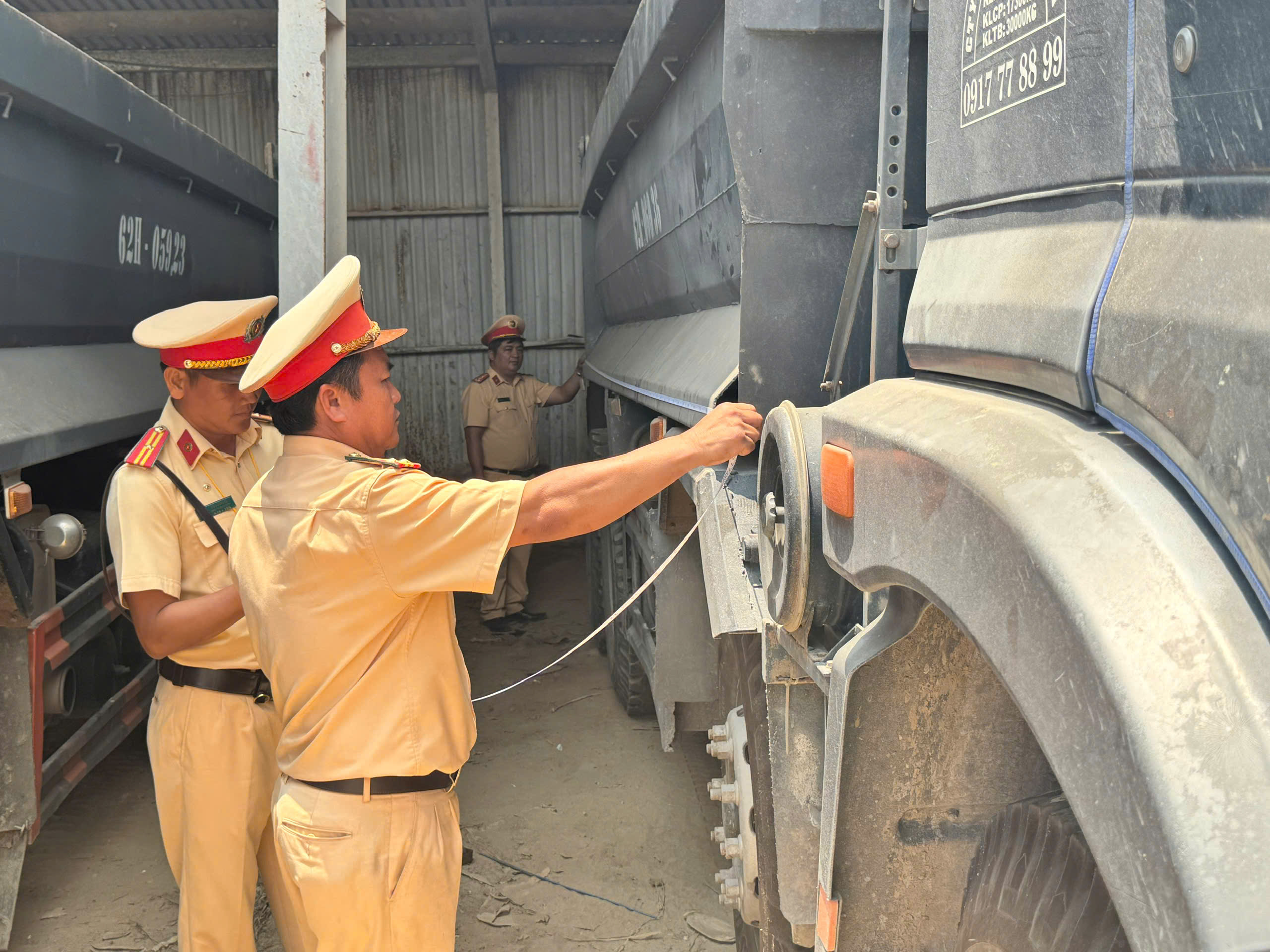 Tây Ninh kiểm tra gần 1 . 900 Xe tải: Phát hiện vi phạm chở quá tải 2026 - Ảnh 1. Tây Ninh kiểm tra gần 1 . 900 Xe tải: Phát hiện vi phạm chở quá tải 2026 - Ảnh 1.