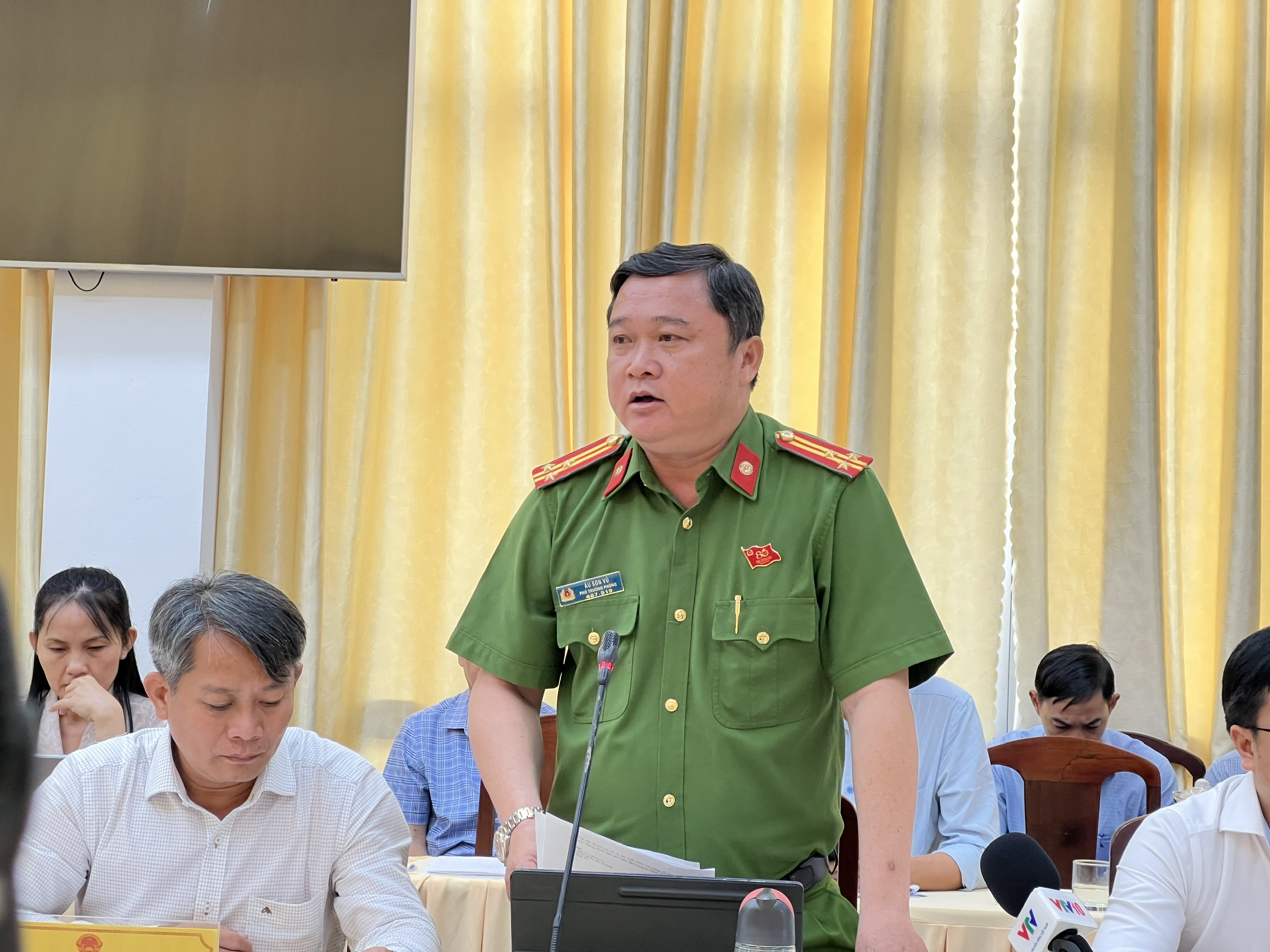 CLIP: Công an TP Cần Thơ thông tin vụ cướp giật tài sản tại Liên Hoa Bảo Tháp - Ảnh 1.