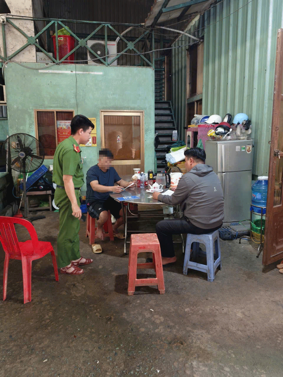 TPHCM: Vứt rác không đúng nơi quy định, một người đàn ông bị phạt 3,5 triệu đồng - Ảnh 2.