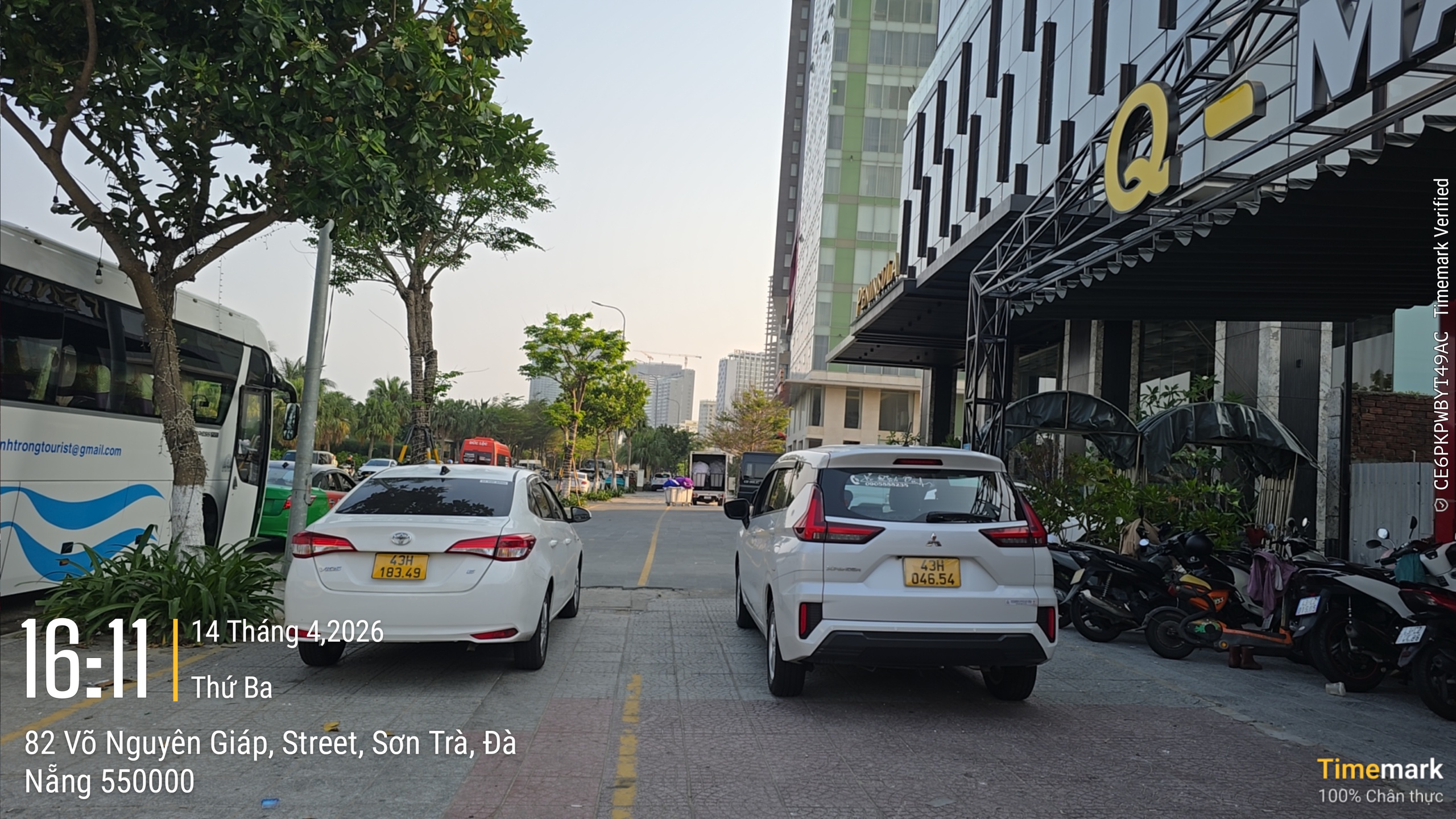 Xe dịch vụ &ldquo;chiếm&rdquo; vỉa h&egrave; phố du lịch Đ&agrave; Nẵng - Ảnh 8.