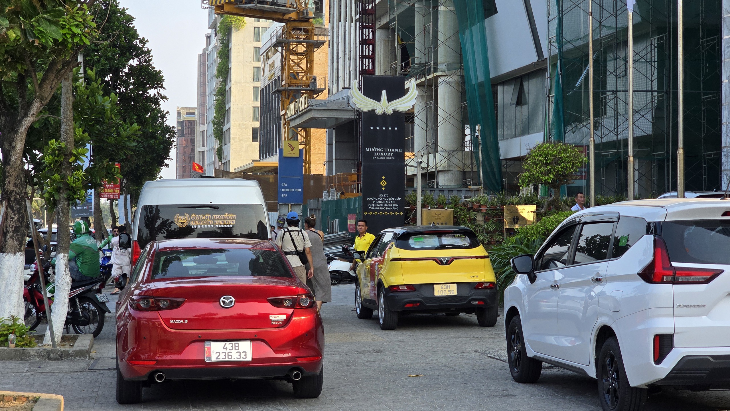 Vỉa h&egrave; Đ&agrave; Nẵng bị &ocirc; t&ocirc; chiếm dụng: T&igrave;nh trạng Đ&aacute;ng b&aacute;o động năm 2026 - Ảnh 4.