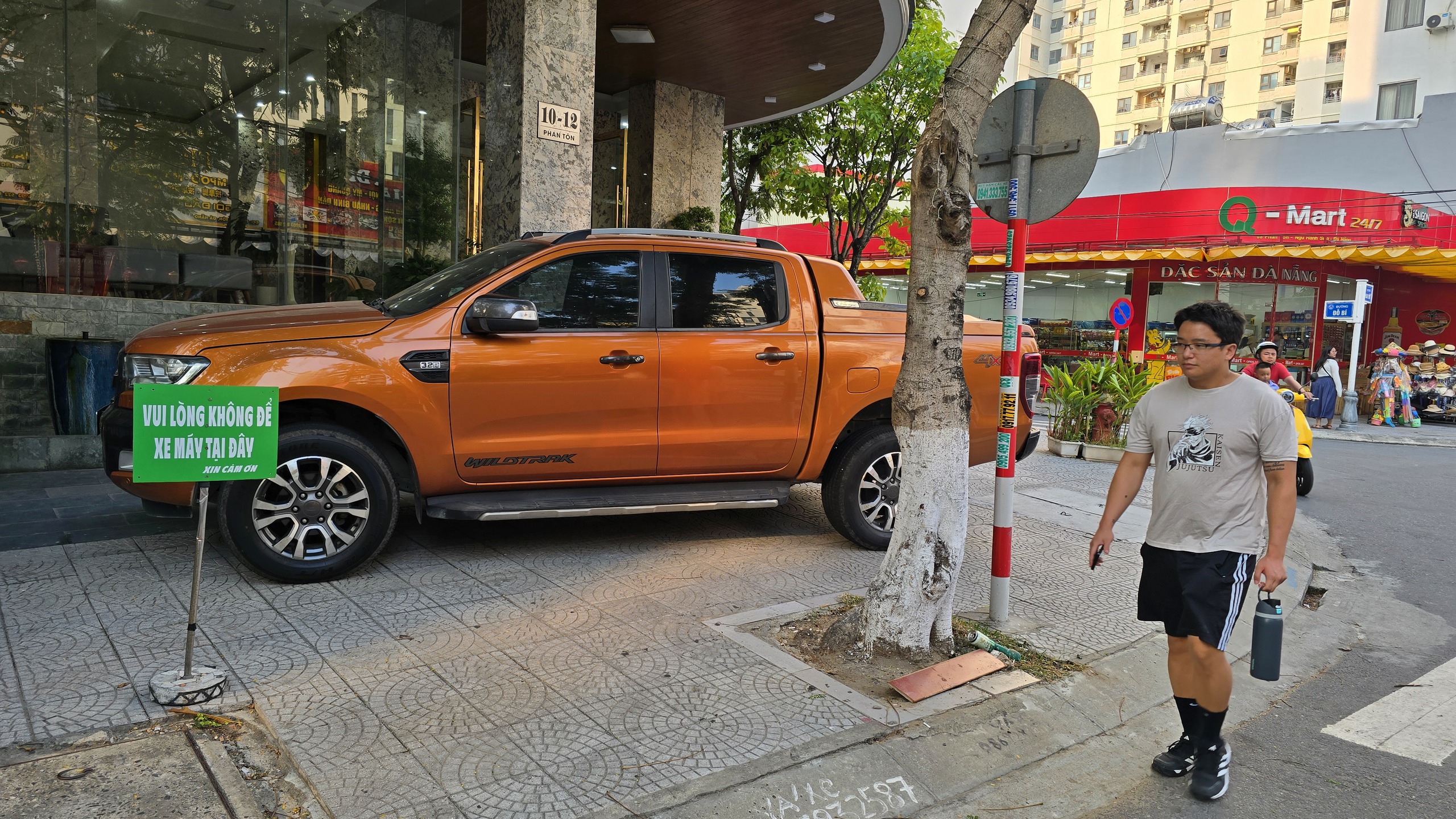 Xe dịch vụ &ldquo;chiếm&rdquo; vỉa h&egrave; phố du lịch Đ&agrave; Nẵng - Ảnh 1.