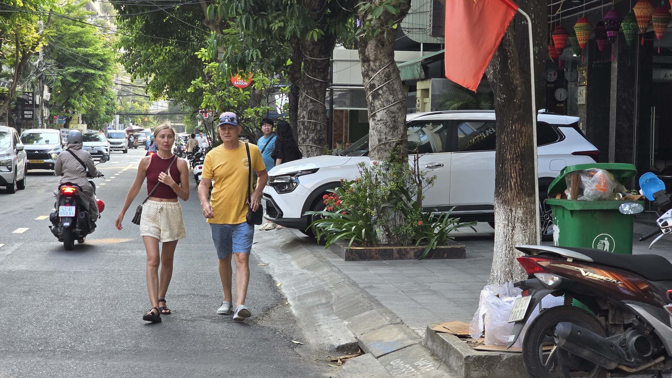 Vỉa h&egrave; Đ&agrave; Nẵng bị &ocirc; t&ocirc; chiếm dụng: T&igrave;nh trạng Đ&aacute;ng b&aacute;o động năm 2026 - Ảnh 2.