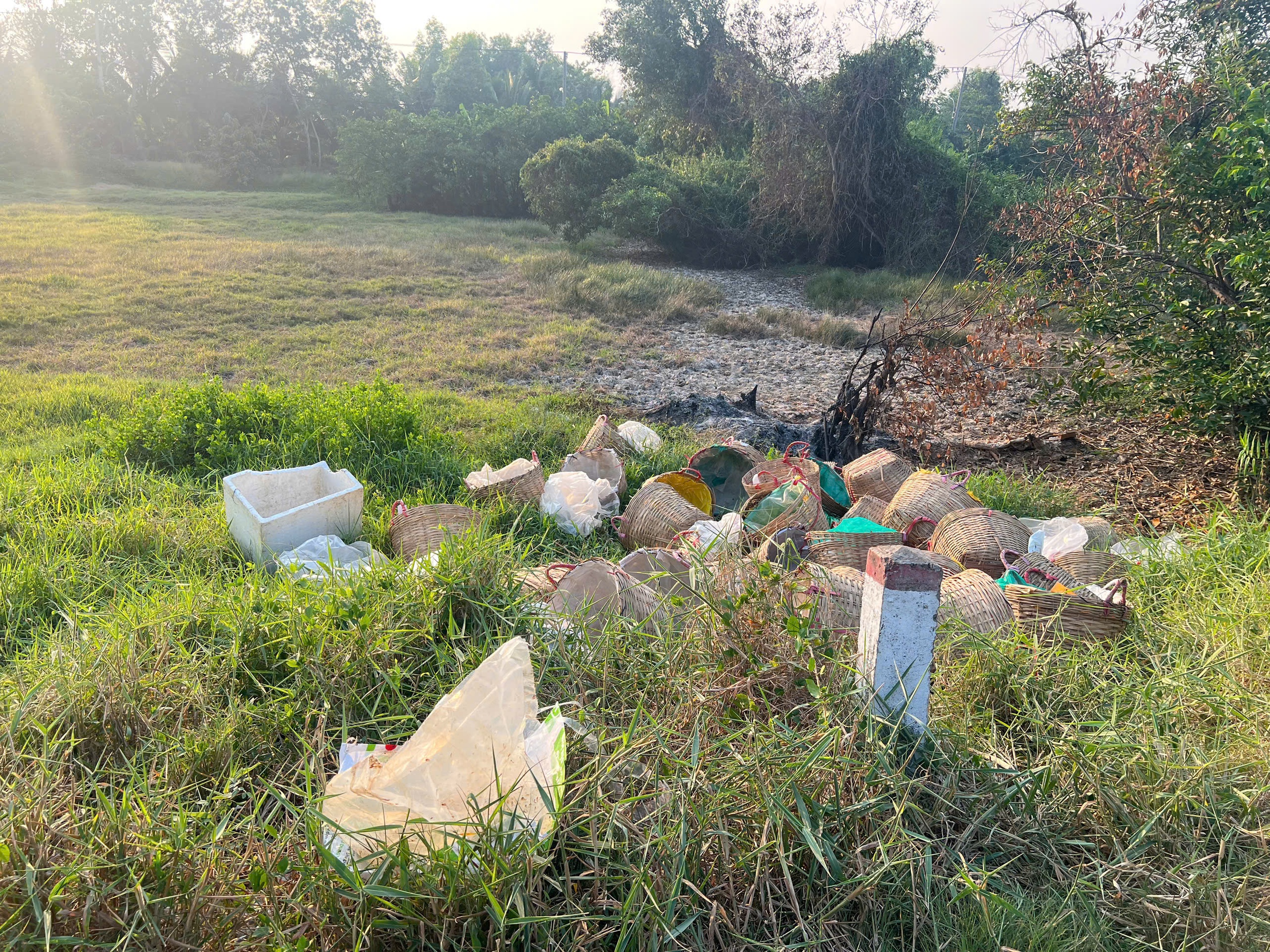 TPHCM: Vứt rác không đúng nơi quy định, một người đàn ông bị phạt 3,5 triệu đồng - Ảnh 1.