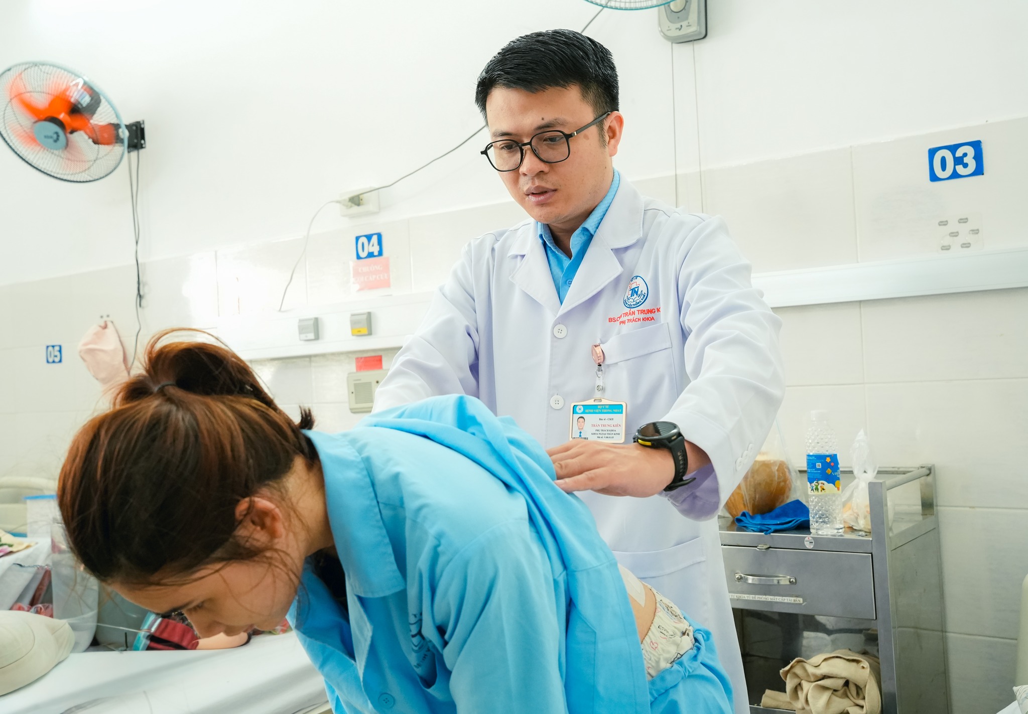 Soi gương thấy lưng có dấu hiệu lạ, cô gái 18 tuổi sốc khi biết cột sống đã cong 53 độ - Ảnh 2.