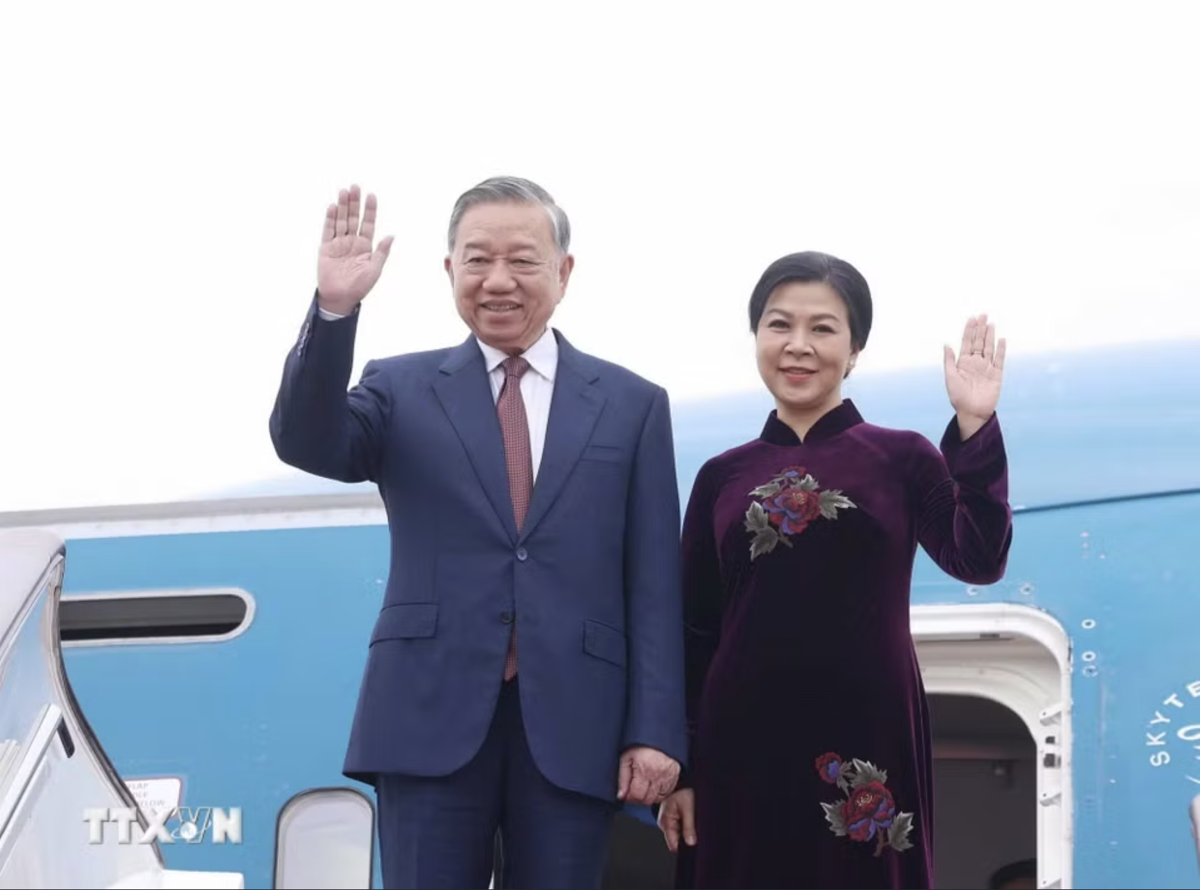 Tổng B&iacute; thư, Chủ tịch nước T&ocirc; L&acirc;m v&agrave; Phu nh&acirc;n bắt đầu thăm cấp Nh&agrave; nước đến Trung Quốc - Ảnh 1.