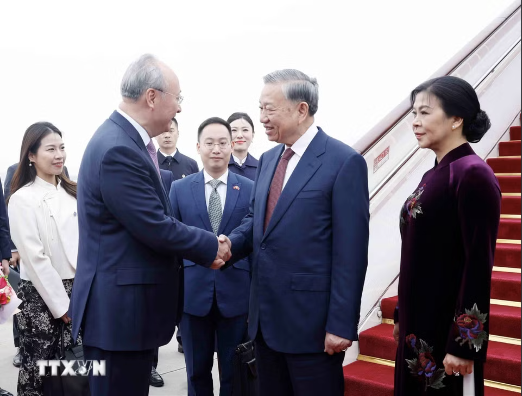 Tổng B&iacute; thư, Chủ tịch nước T&ocirc; L&acirc;m v&agrave; Phu nh&acirc;n bắt đầu thăm cấp Nh&agrave; nước đến Trung Quốc - Ảnh 2.