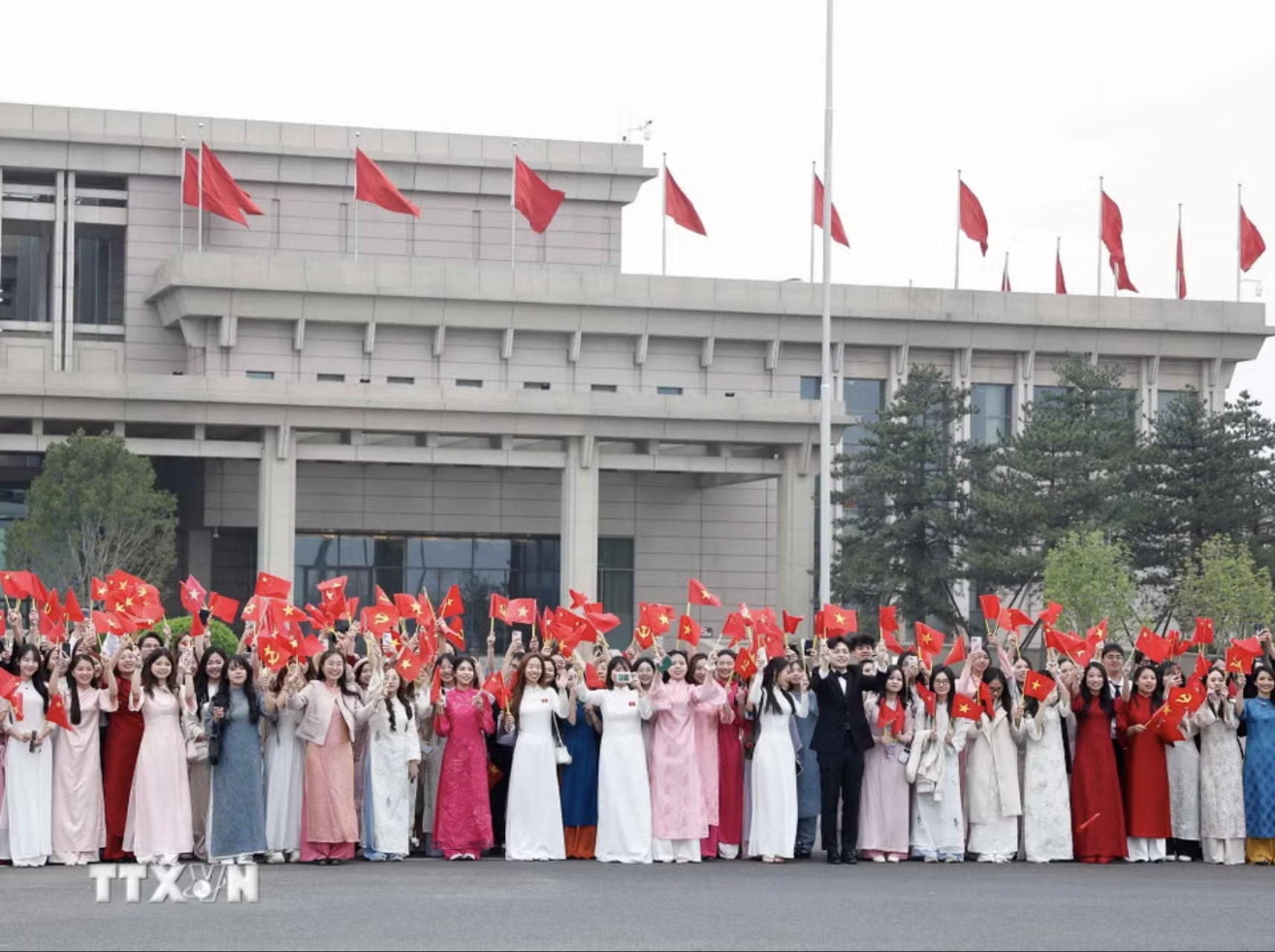 Tổng B&iacute; thư, Chủ tịch nước T&ocirc; L&acirc;m v&agrave; Phu nh&acirc;n bắt đầu thăm cấp Nh&agrave; nước đến Trung Quốc - Ảnh 4.