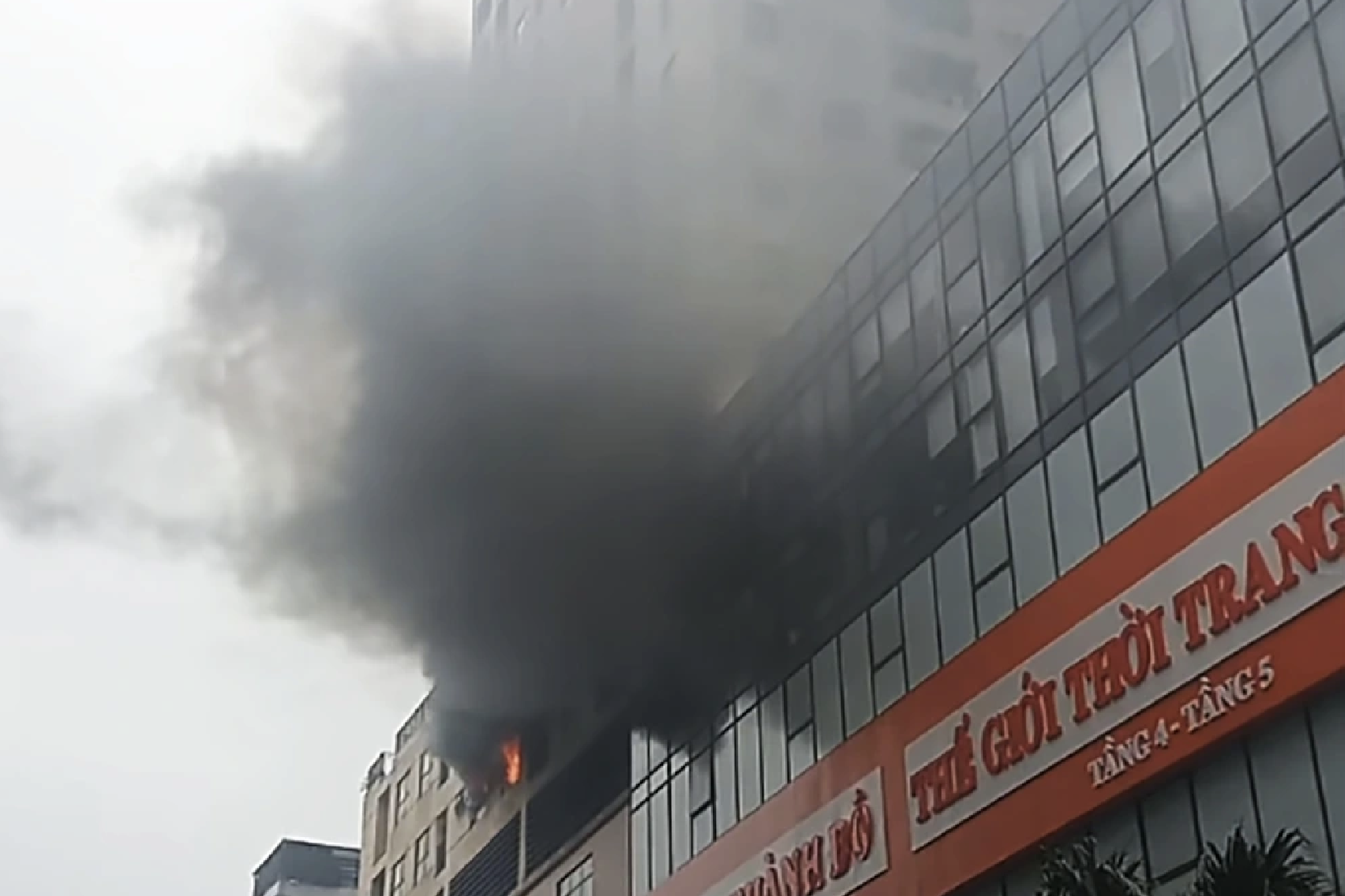 Cháy chung cư Hà Nội giữa trưa , nhiều người được giải cứu an toàn - Ảnh 1. Cháy chung cư Hà Nội giữa trưa , nhiều người được giải cứu an toàn - Ảnh 1.