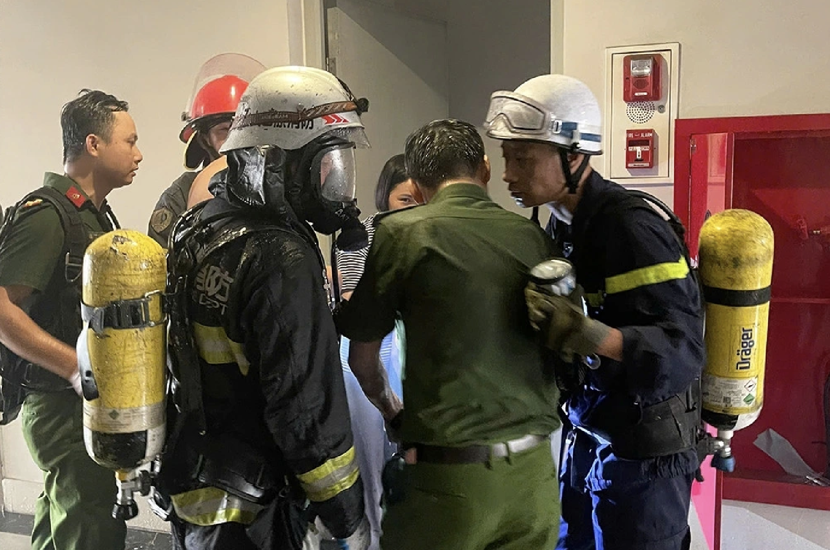 Cháy chung cư Hà Nội giữa trưa , nhiều người được giải cứu an toàn - Ảnh 2. Cháy chung cư Hà Nội giữa trưa , nhiều người được giải cứu an toàn - Ảnh 2.