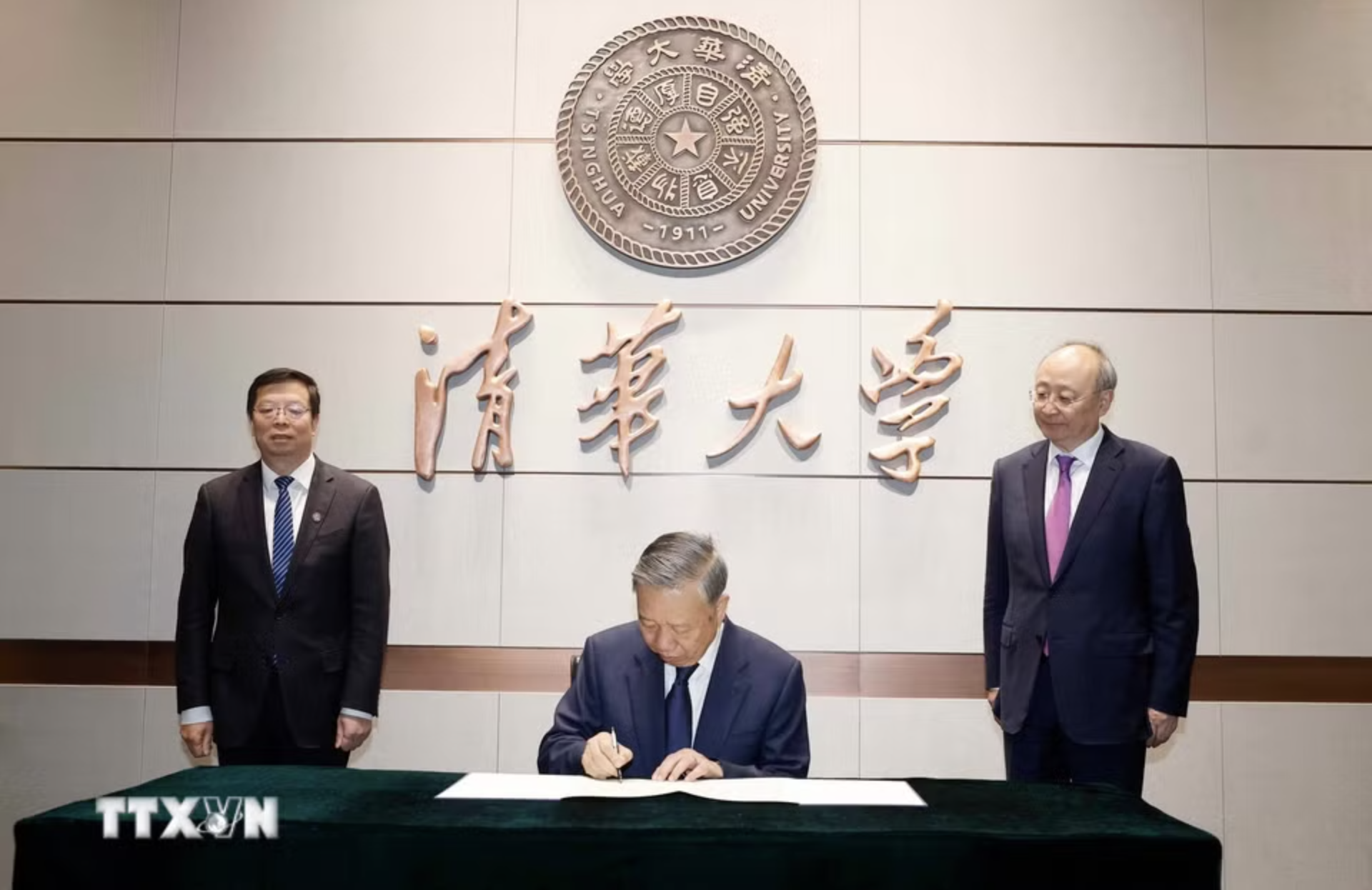 Ph&aacute;t biểu ch&iacute;nh s&aacute;ch của Tổng B&iacute; thư, Chủ tịch nước T&ocirc; L&acirc;m tại Đại học Thanh Hoa - Ảnh 3.