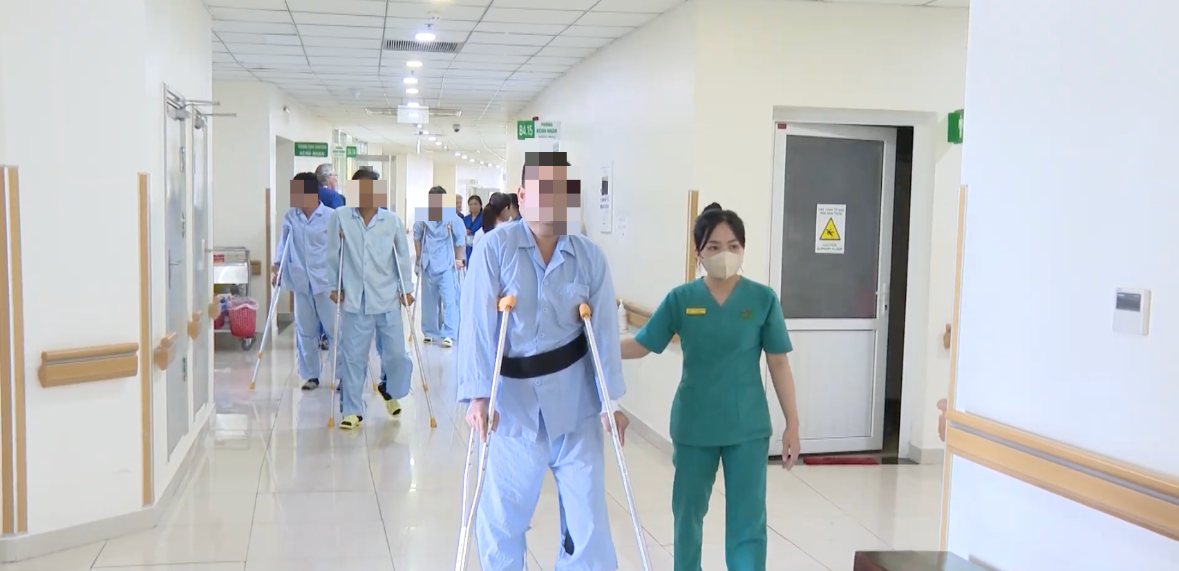 Dùng corticoid điều trị viêm da, người phụ nữ bị hoại tử khớp háng phải ngồi xe lăn - Ảnh 4.