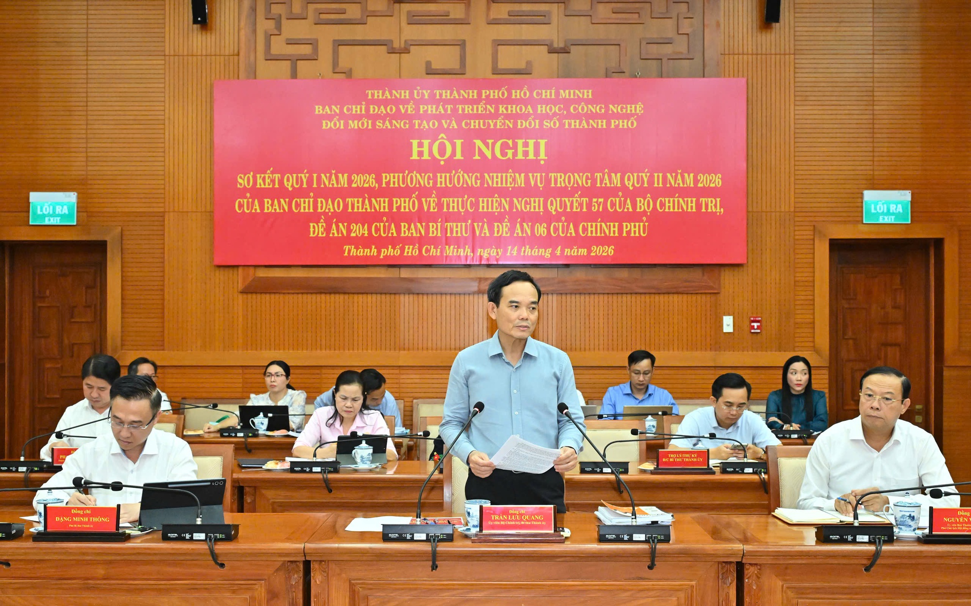 Th&agrave;nh ủy TPHCM: Kh&ocirc;ng được y&ecirc;u cầu người d&acirc;n nộp th&ecirc;m giấy tờ nếu dữ liệu đ&atilde; li&ecirc;n th&ocirc;ng - Ảnh 3.