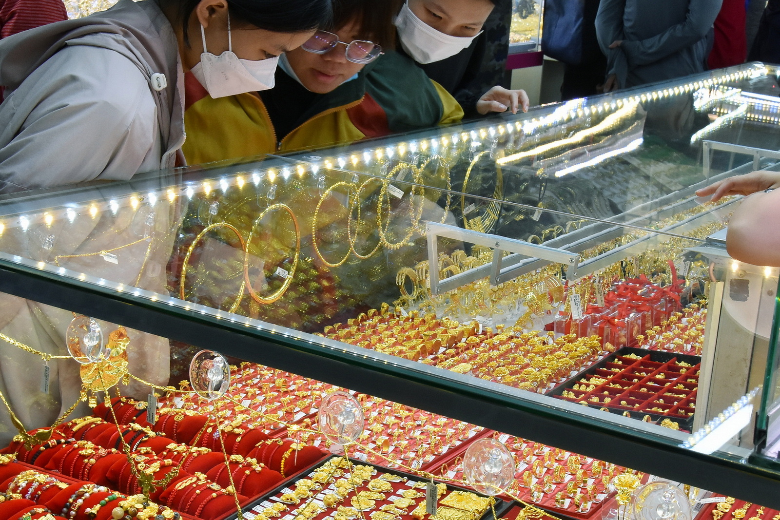 Giá vàng hôm nay, 15-4: Tiếp tục tăng mạnh - Ảnh 1. Giá vàng hôm nay, 15-4: Tiếp tục tăng mạnh - Ảnh 1.