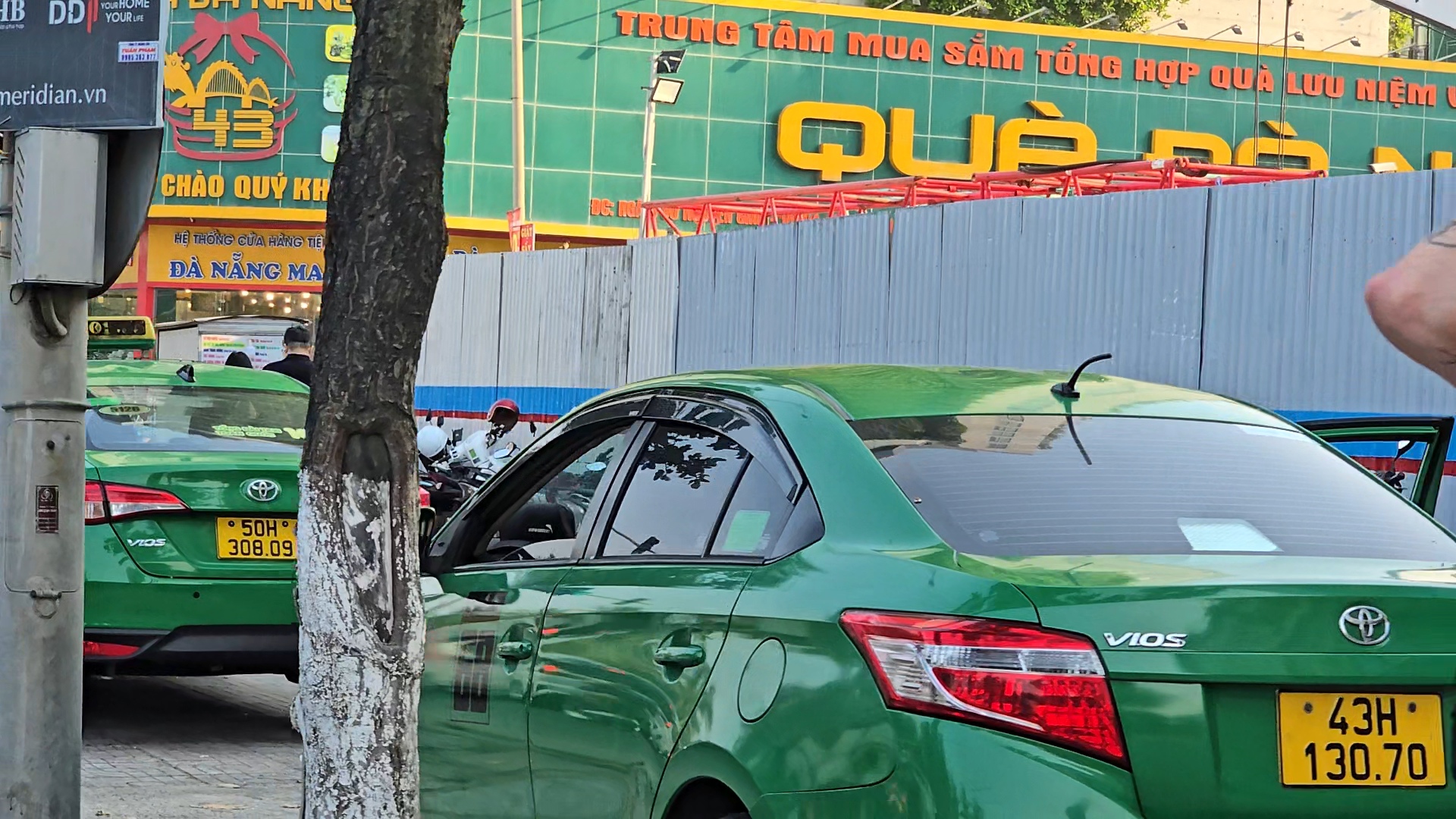 Vỉa h&egrave; Đ&agrave; Nẵng bị &ocirc; t&ocirc; chiếm dụng: T&igrave;nh trạng Đ&aacute;ng b&aacute;o động năm 2026 - Ảnh 3.