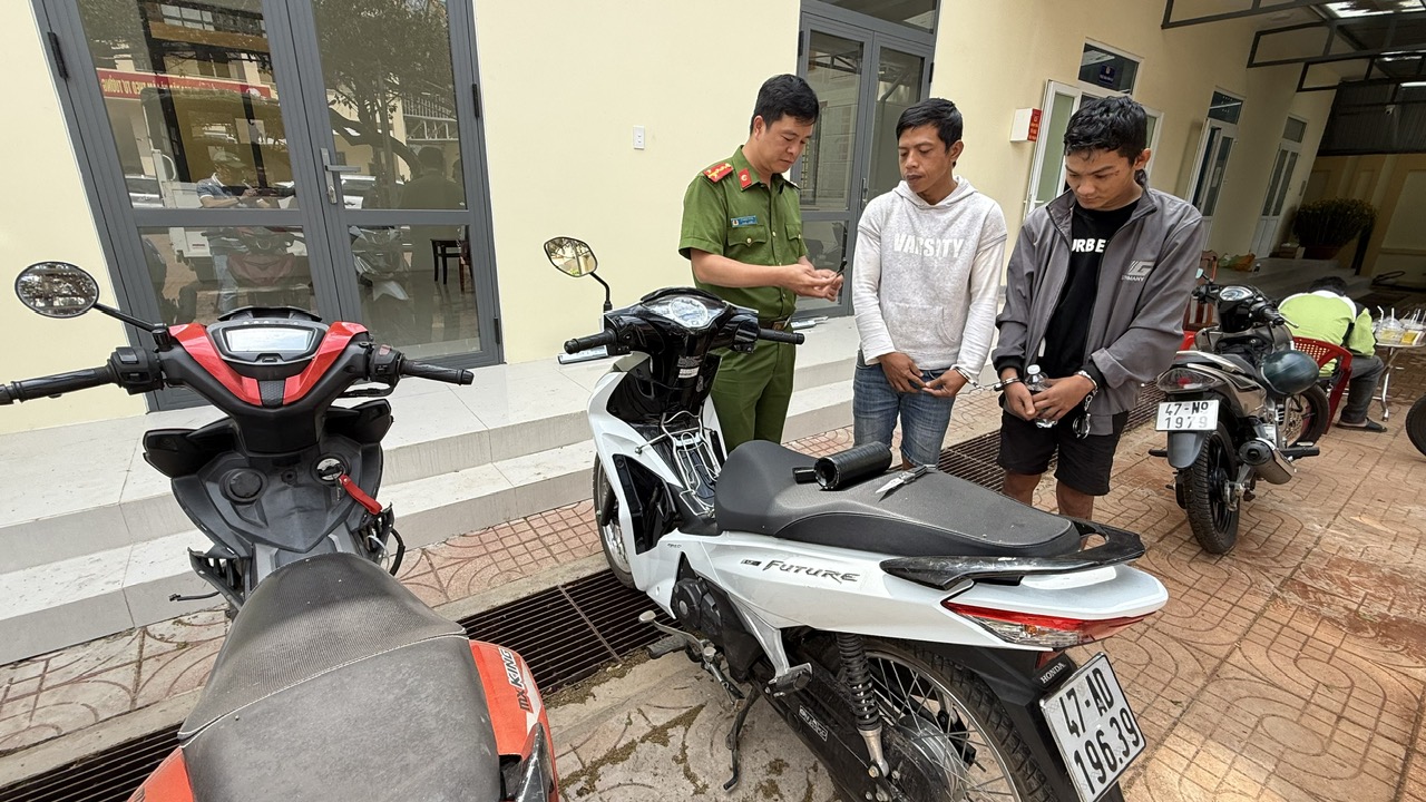 Bắt giữ hai đối tượng trộm xe máy chống trả công an Tại Đắk Lắk - Ảnh 1.