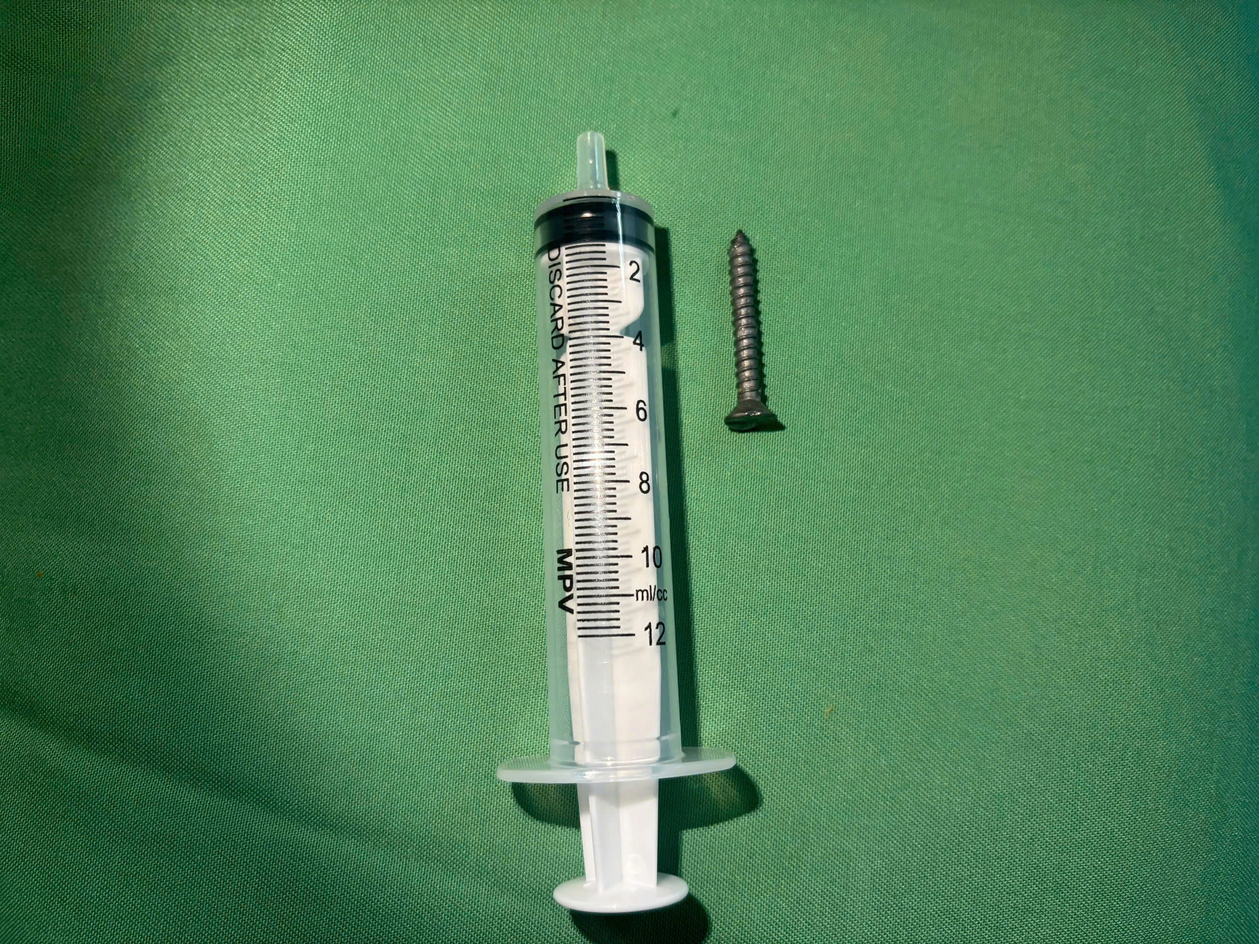 Dị vật nguy hiểm trong dạ dày bệnh nhi 21 tháng tuổi - Ảnh 1.