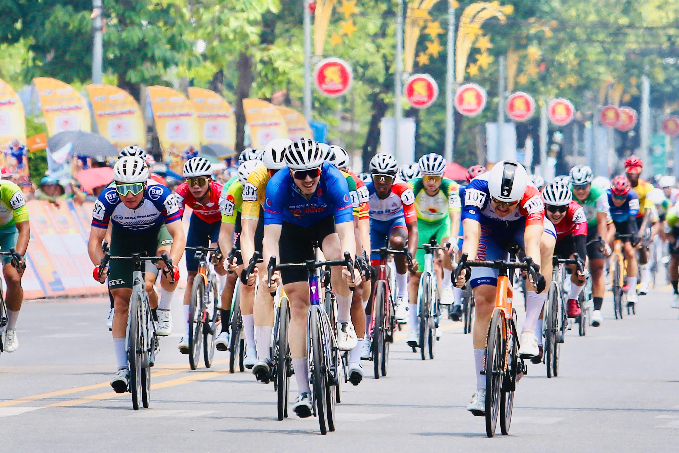 Xác định nhất chặng bằng camera: Patrick Patterson thắng sít sao tại Quảng Ngãi - Ảnh 3.