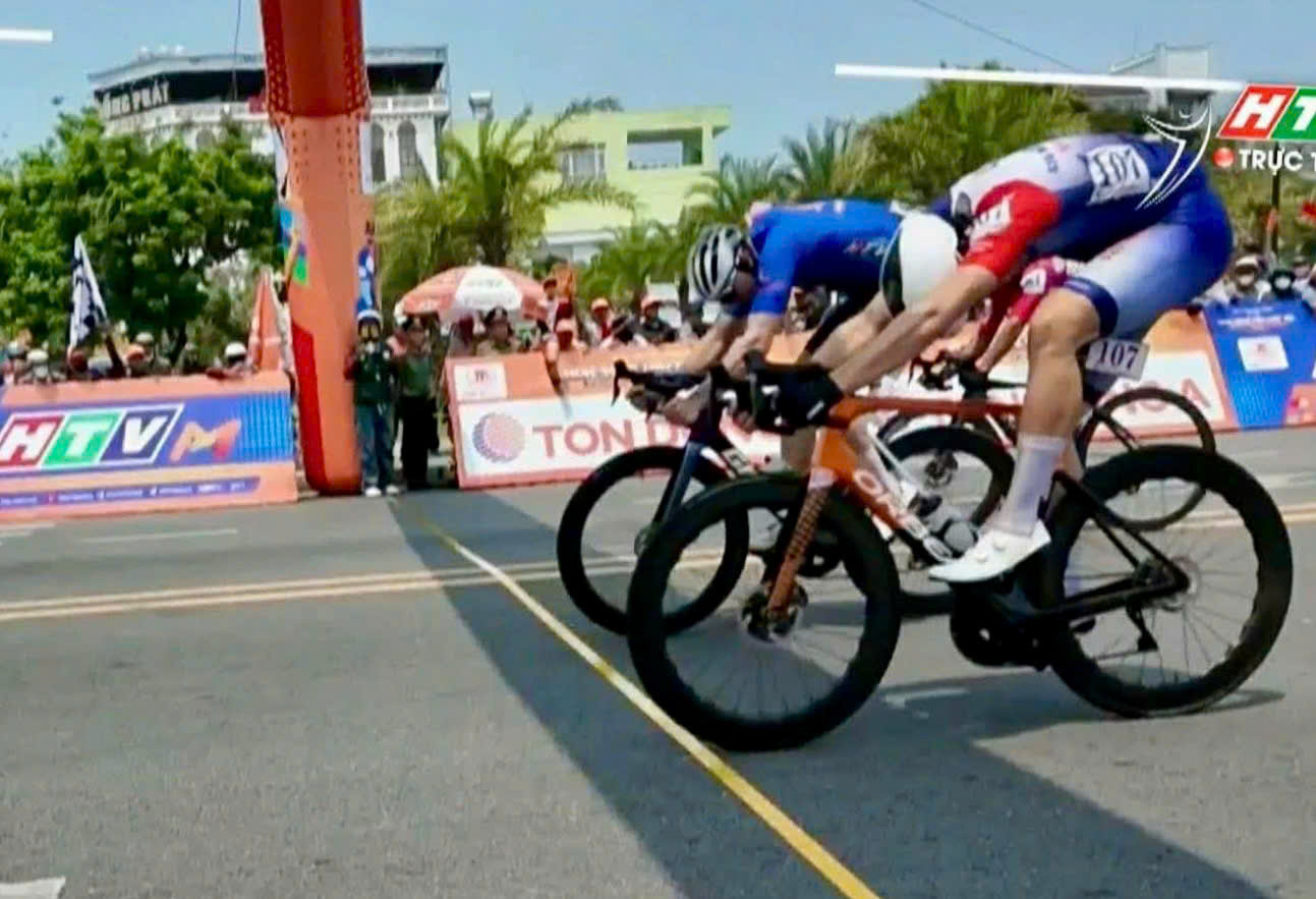 Xác định nhất chặng bằng camera: Patrick Patterson thắng sít sao tại Quảng Ngãi - Ảnh 2.