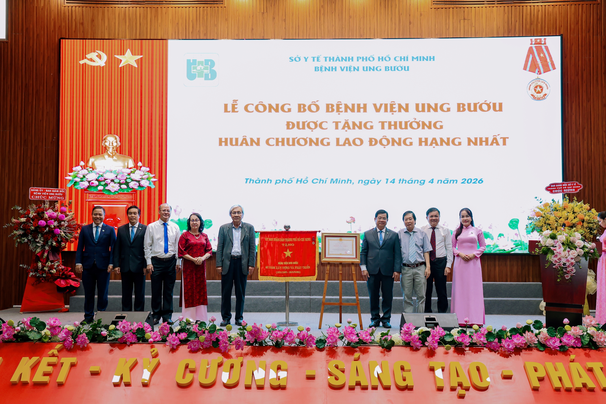 Bệnh viện Ung Bướu TPHCM đón nhận Huân chương Lao động hạng Nhất - Ảnh 2.