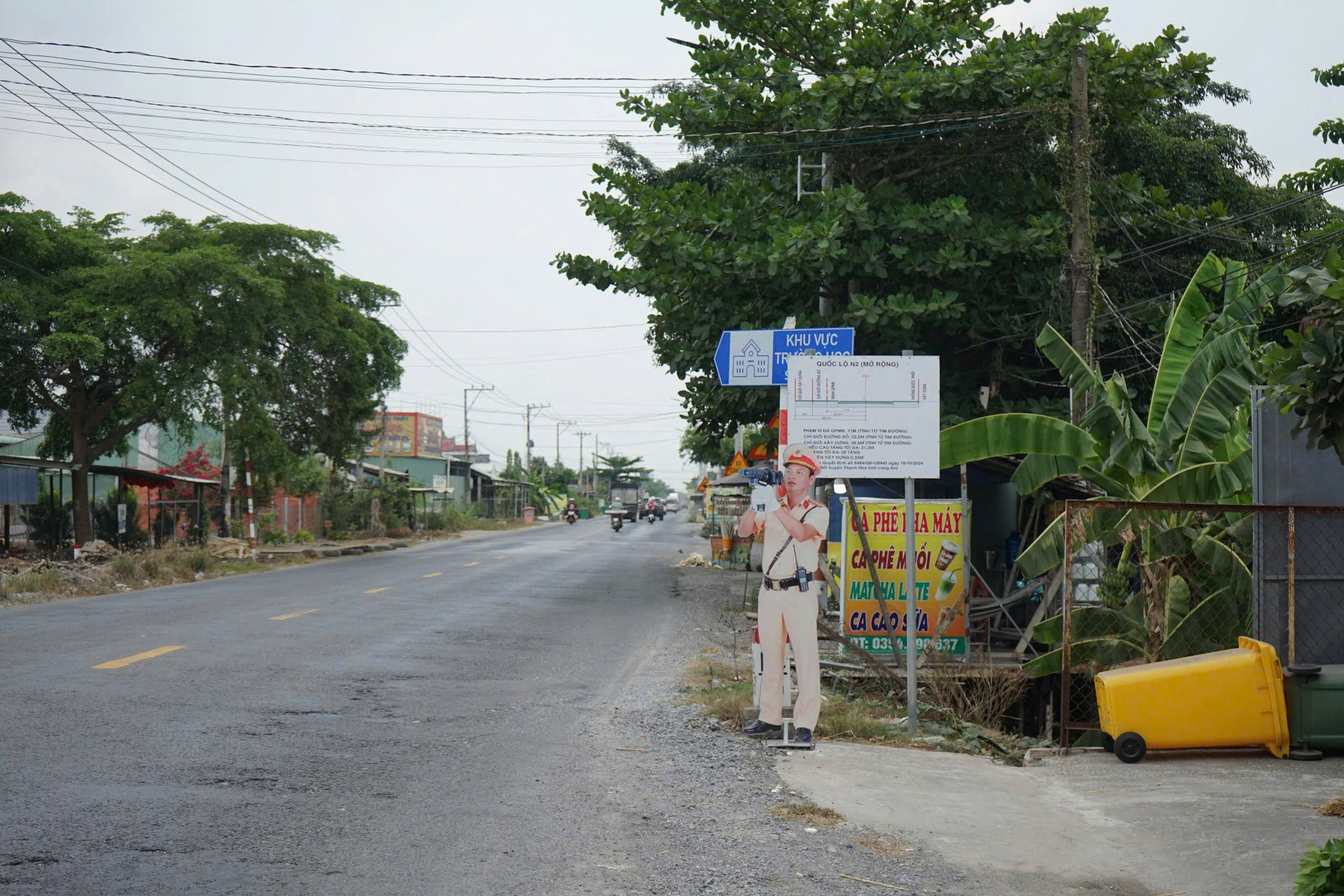 Hình nộm cảnh sát giao thông bắn tốc độ khiến tài xế giật mình ở Tây Ninh - Ảnh 2.