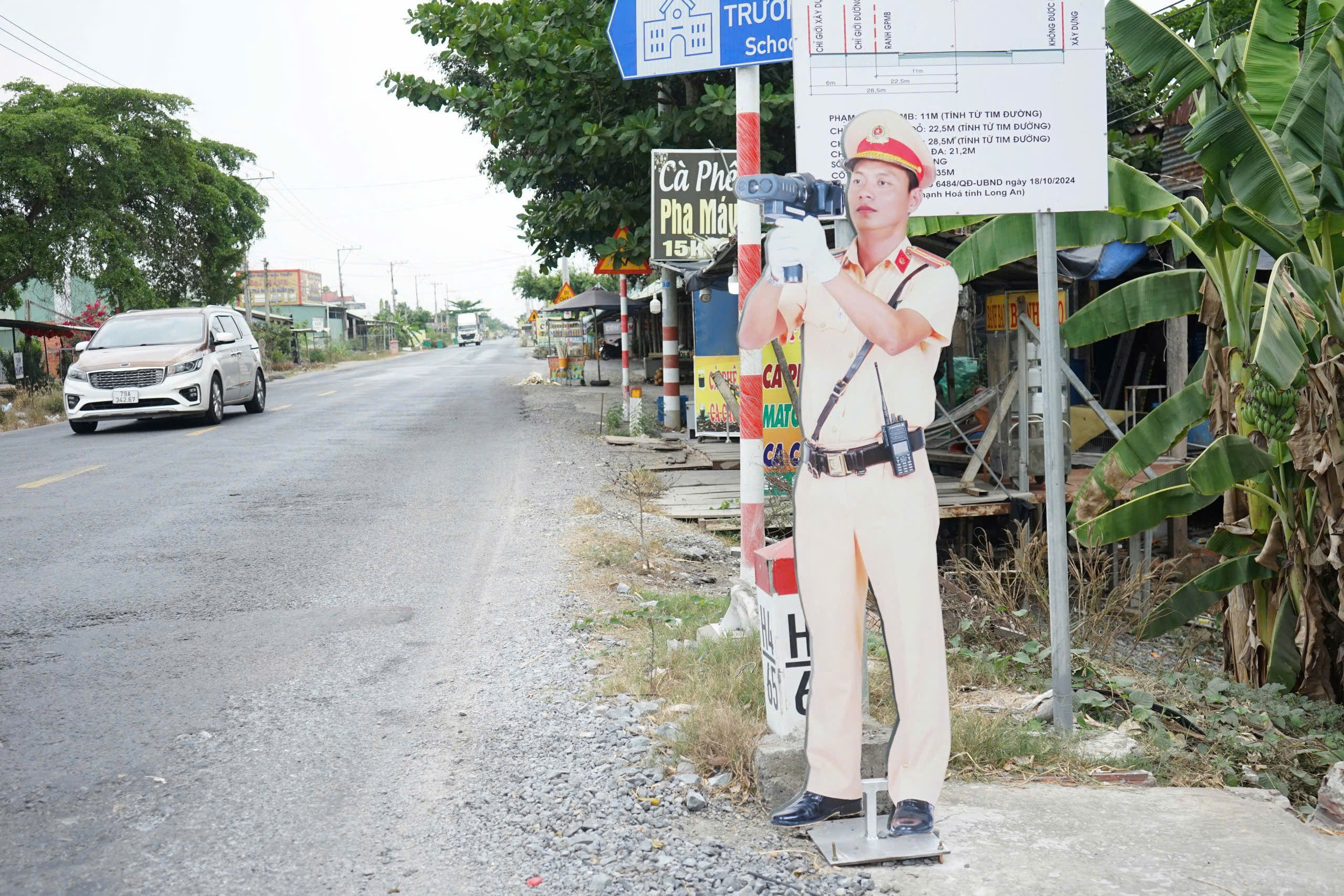 Hình nộm cảnh sát giao thông bắn tốc độ khiến tài xế giật mình ở Tây Ninh - Ảnh 1.