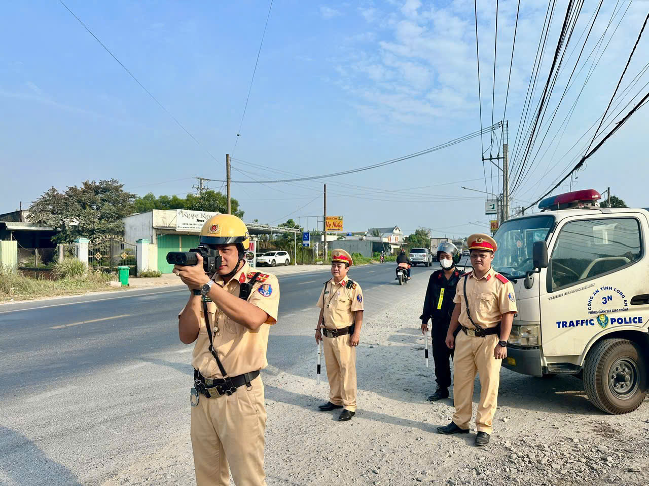 Hình nộm cảnh sát giao thông bắn tốc độ khiến tài xế giật mình ở Tây Ninh - Ảnh 3.