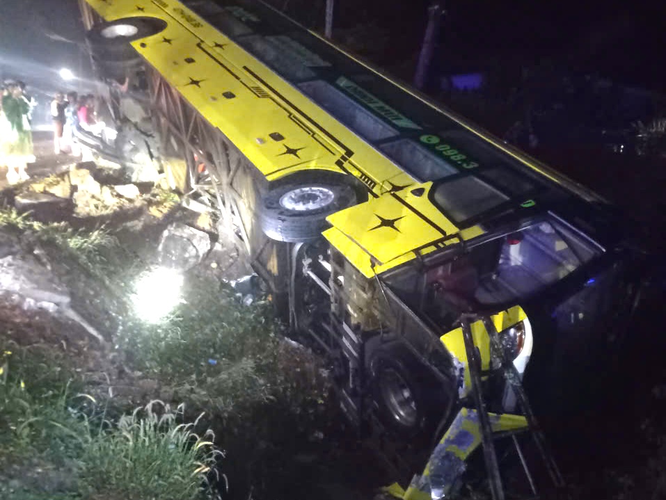 Xe khách lật trên Quốc lộ 14: Vụ tai nạn gây hoảng loạn cho hành khách - Ảnh 2.