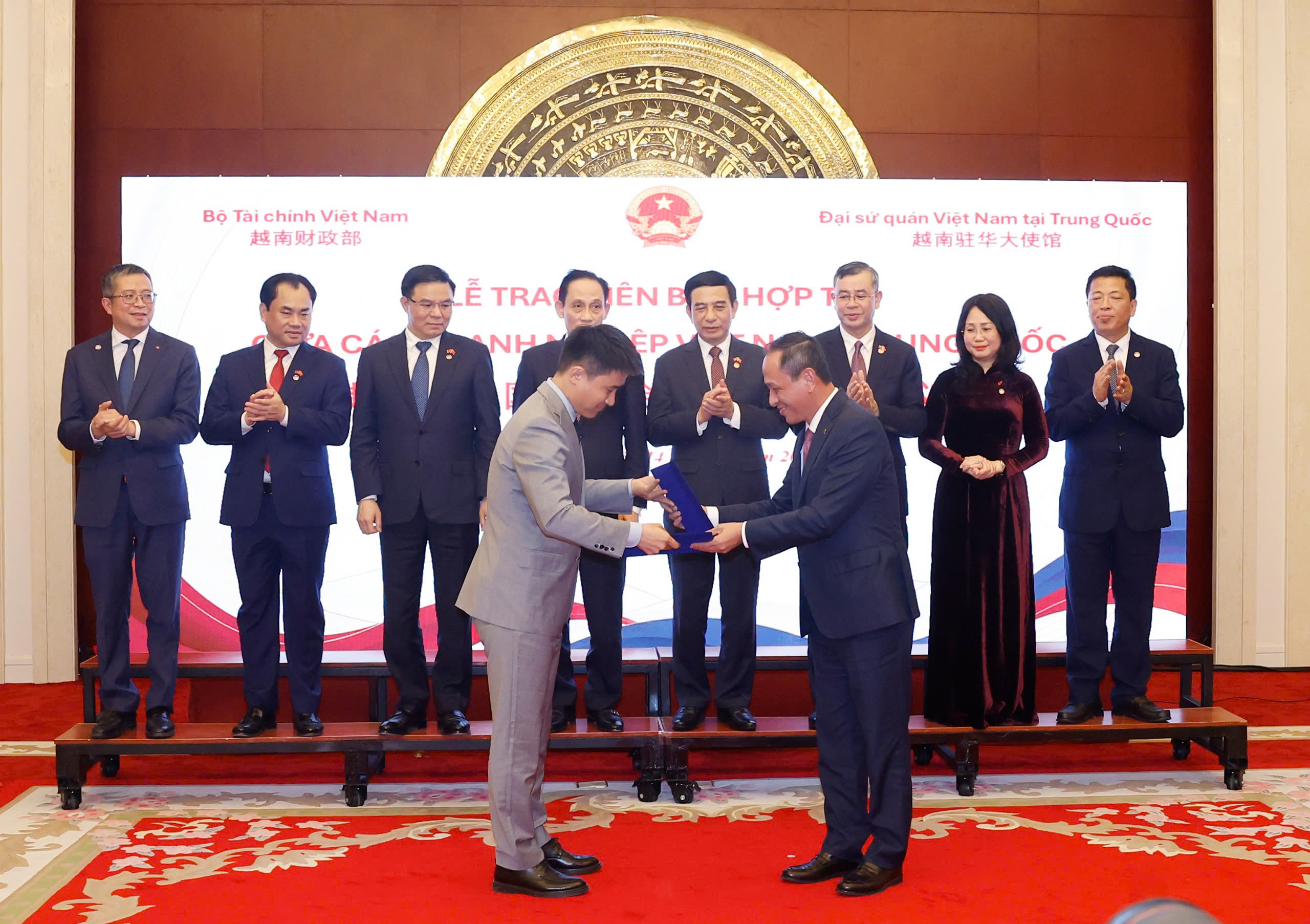 Vietnam Airlines ký thỏa thuận 50 triệu USD với đối tác Trung Quốc - Ảnh 1. Vietnam Airlines ký thỏa thuận 50 triệu USD với đối tác Trung Quốc - Ảnh 1.