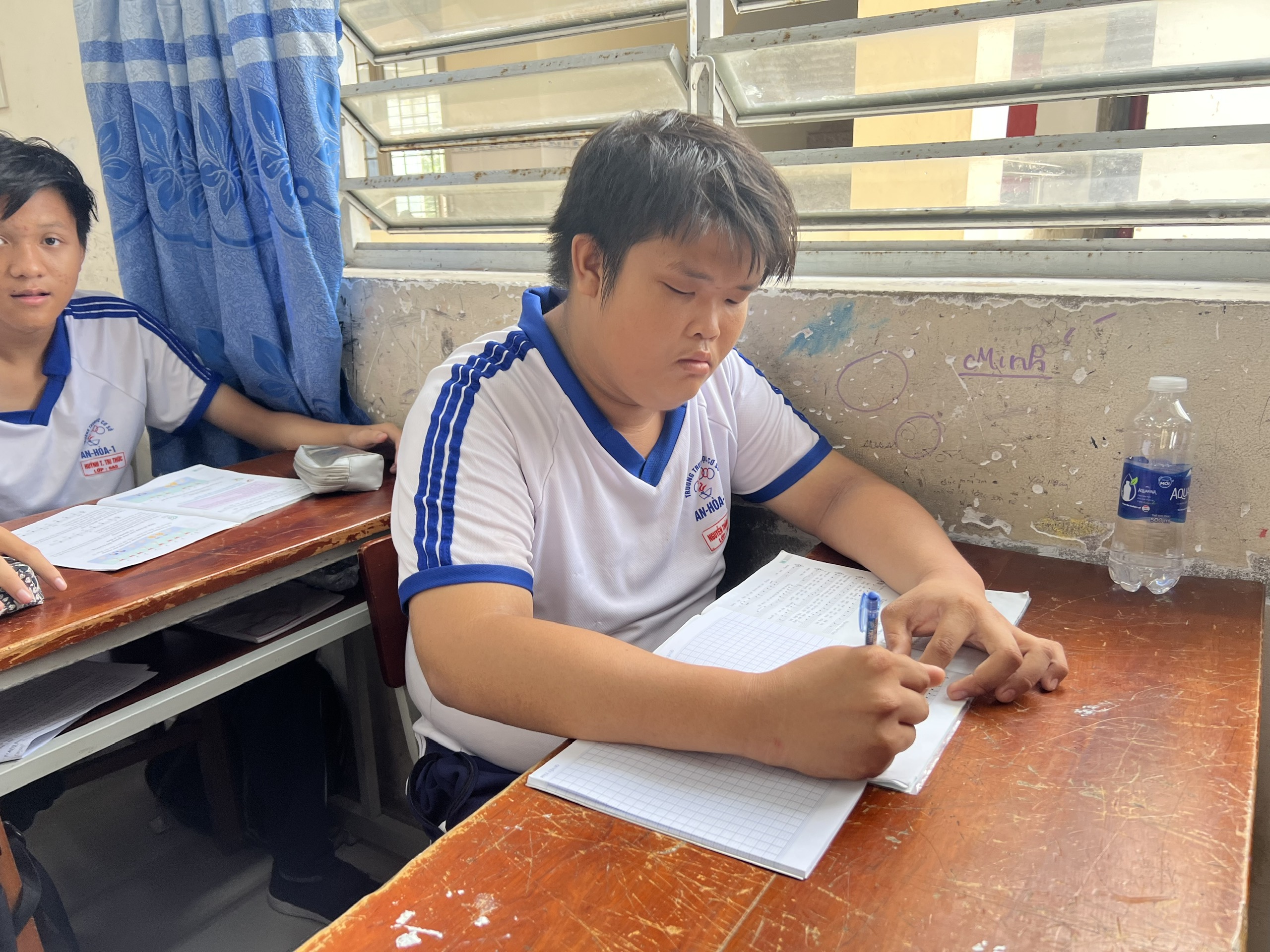 Hoàn cảnh của nam sinh bệnh tật, bán vé số ở Cần Thơ được bạn đọc ủng hộ 194 triệu đồng - Ảnh 1.