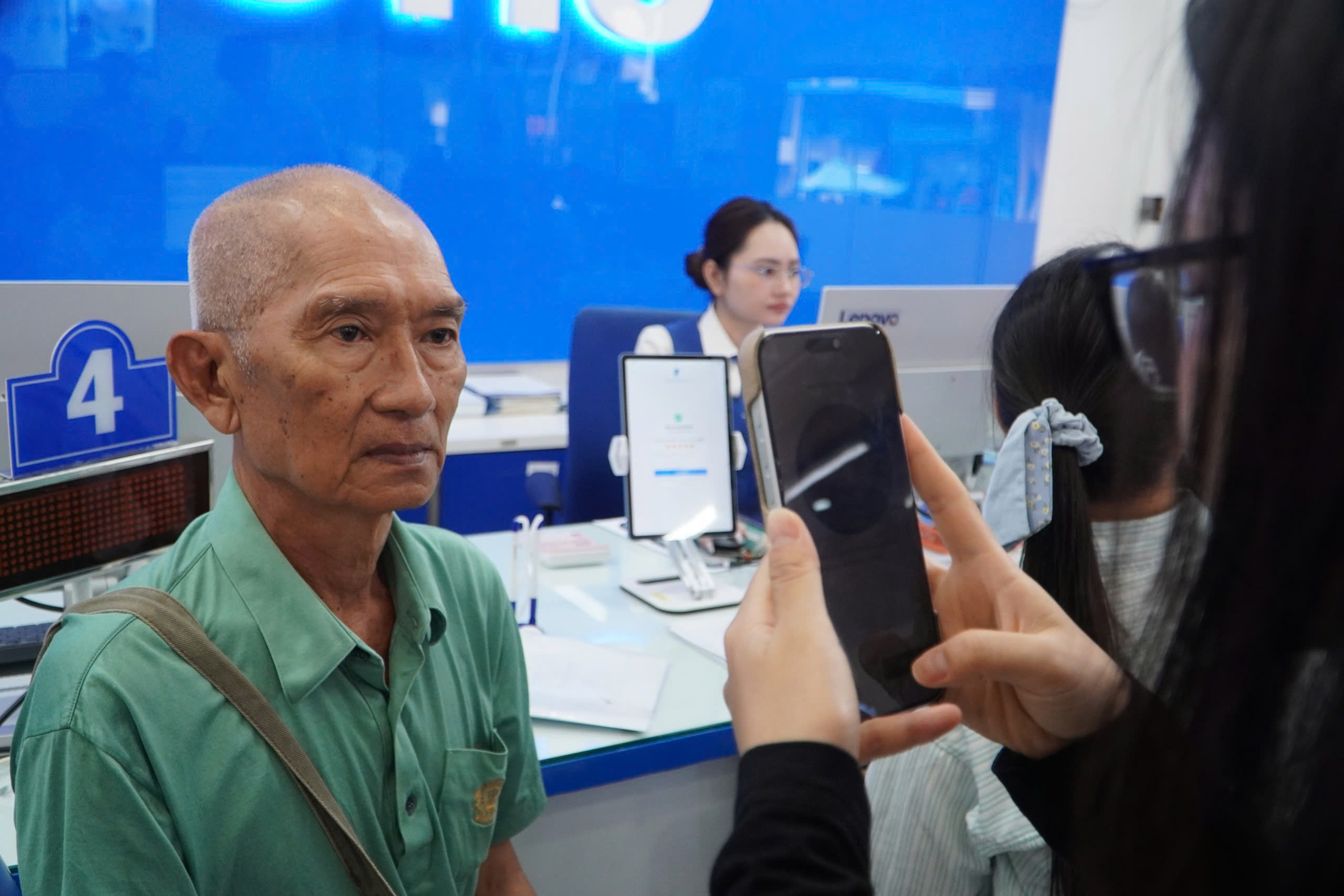 Xếp hàng chờ xác thực số điện thoại - Ảnh 1. Xếp hàng chờ xác thực số điện thoại - Ảnh 1.