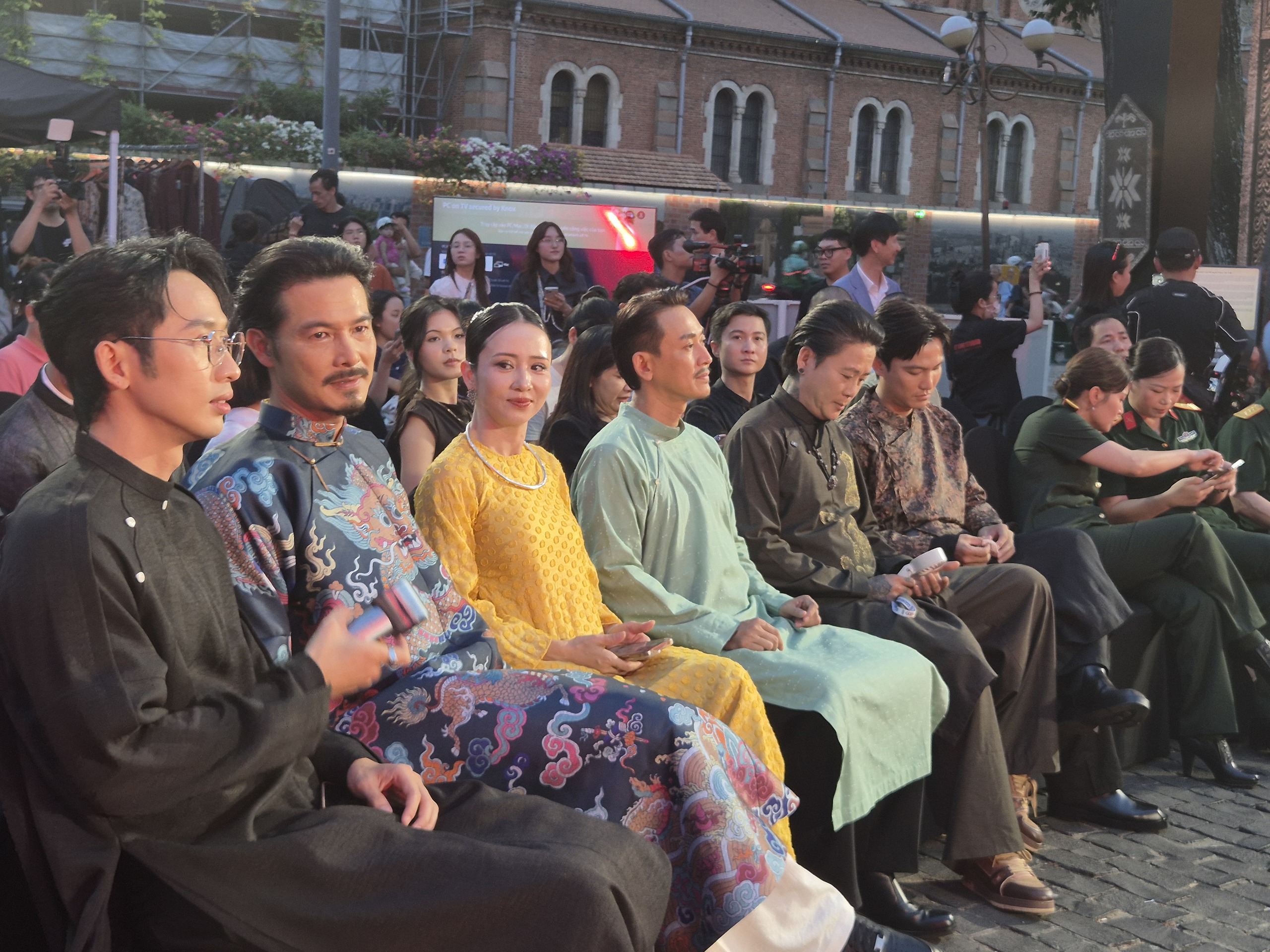 Diễn viên Tuấn Trần: 