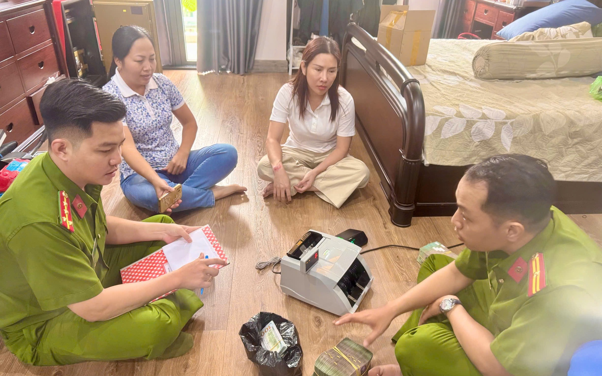 Công an TPHCM khám xét 2 căn nhà, bắt 3 người - Ảnh 4.