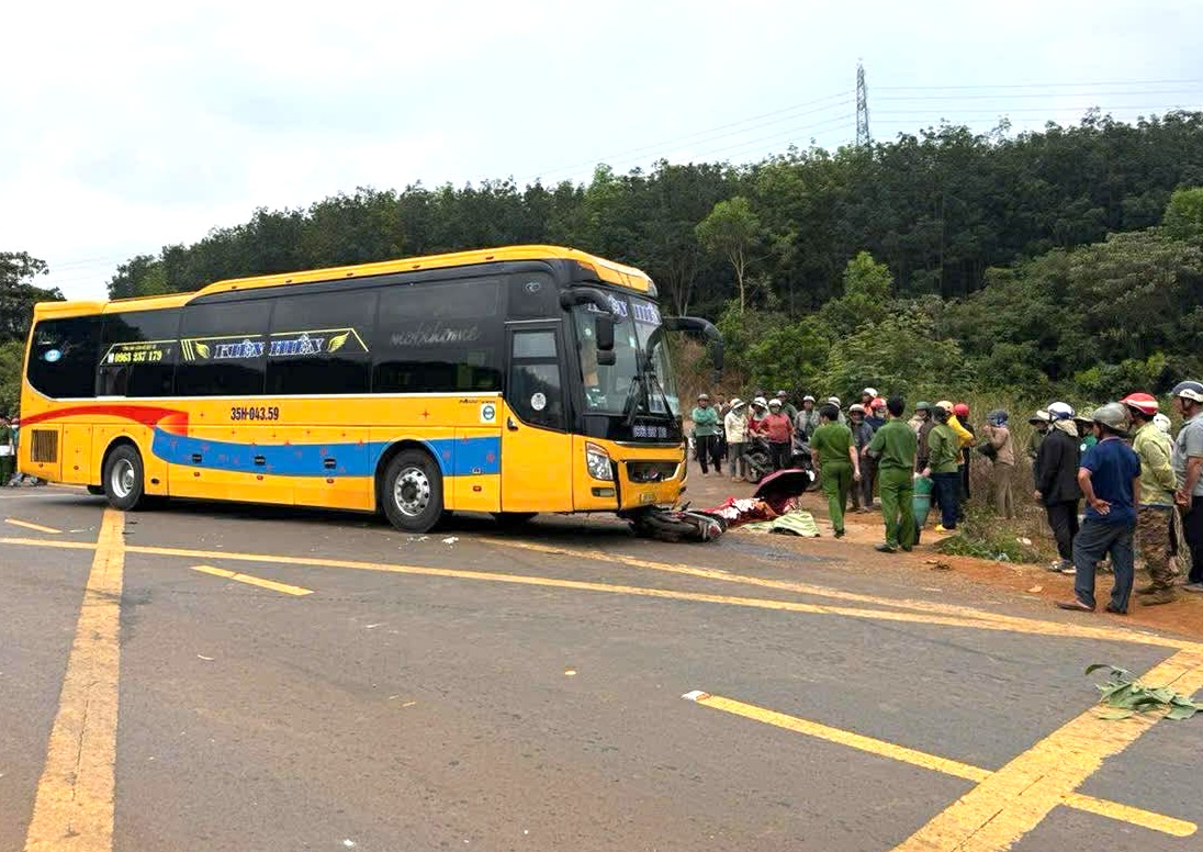 Băng qua đường, người phụ nữ bị xe khách tông tử vong tại chỗ - Ảnh 1.