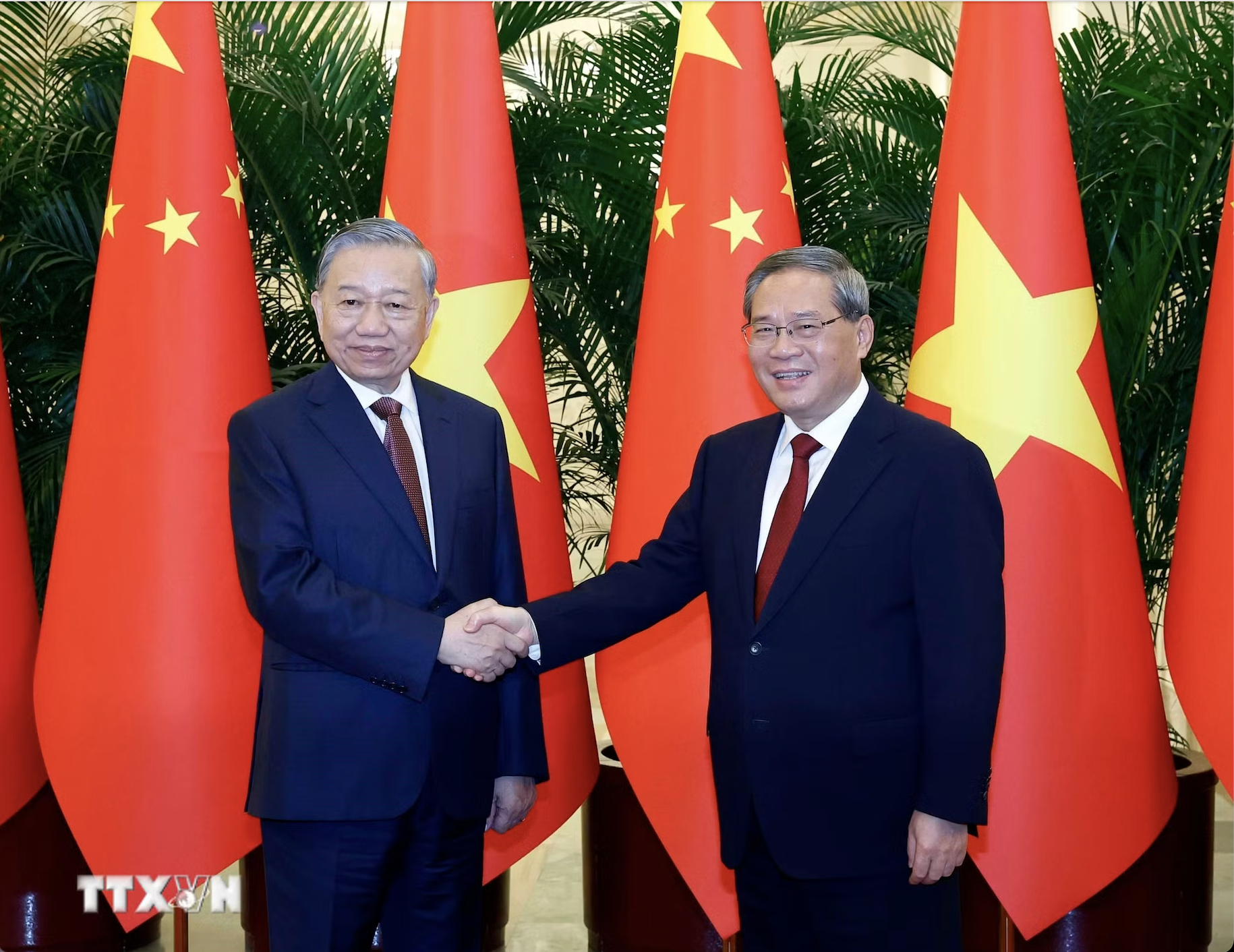 Tổng Bí thư, Chủ tịch nước Tô Lâm hội kiến Thủ tướng Trung Quốc Lý Cường - Ảnh 1.