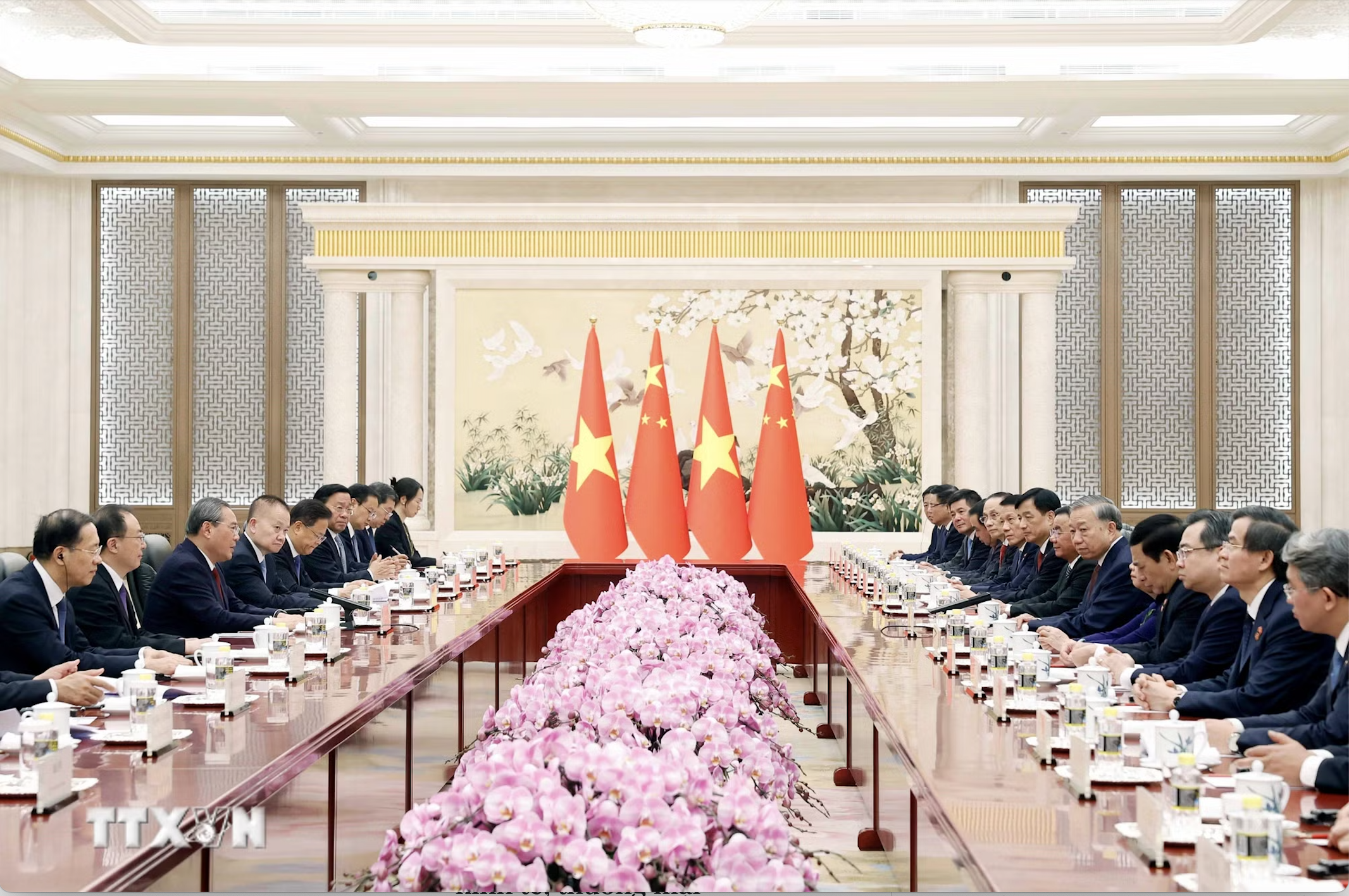 Tổng Bí thư, Chủ tịch nước Tô Lâm hội kiến Thủ tướng Trung Quốc Lý Cường - Ảnh 2.