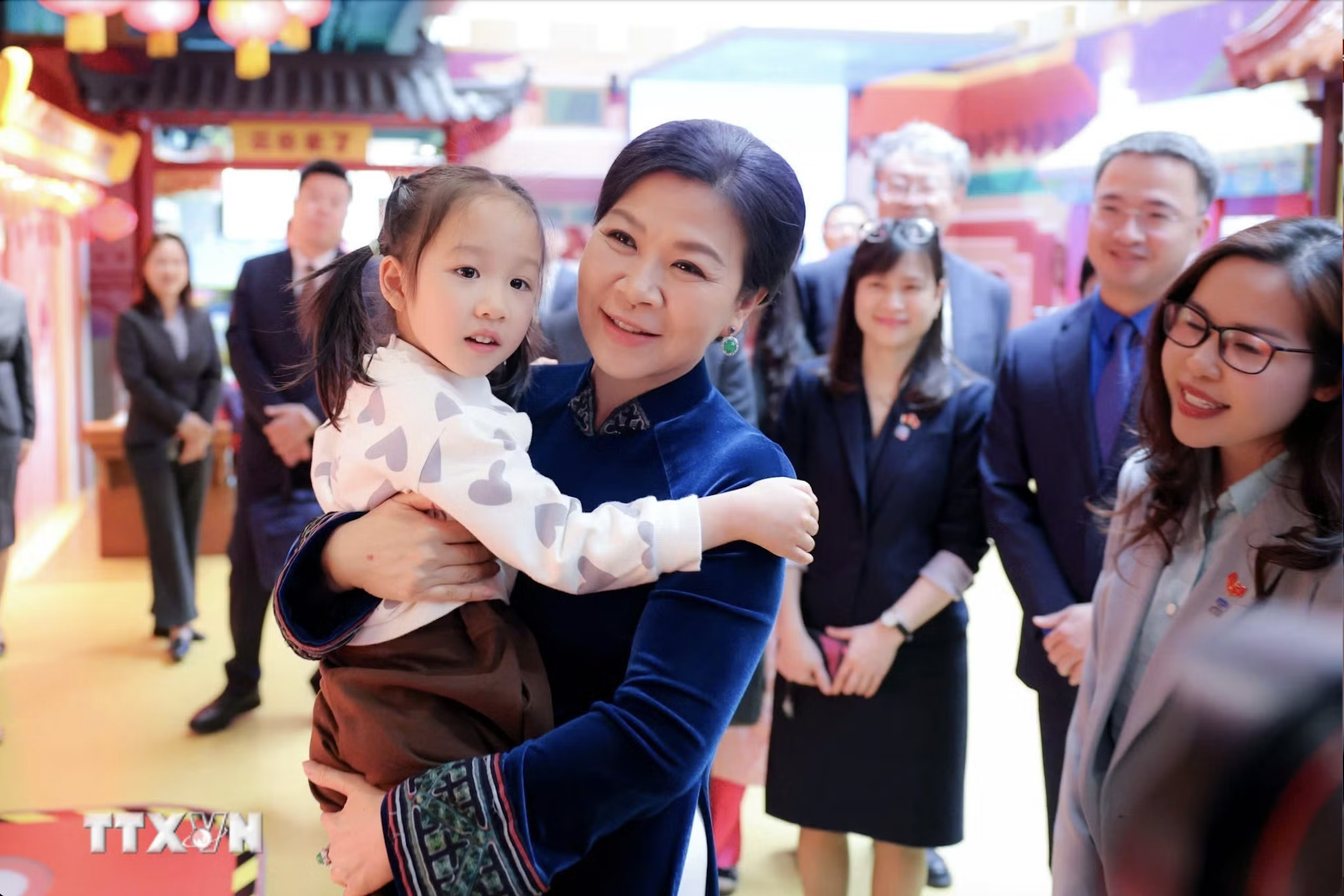 Phu nhân Ngô Phương Ly thăm Trung tâm Tống Khánh Linh tại Bắc Kinh - Ảnh 2.