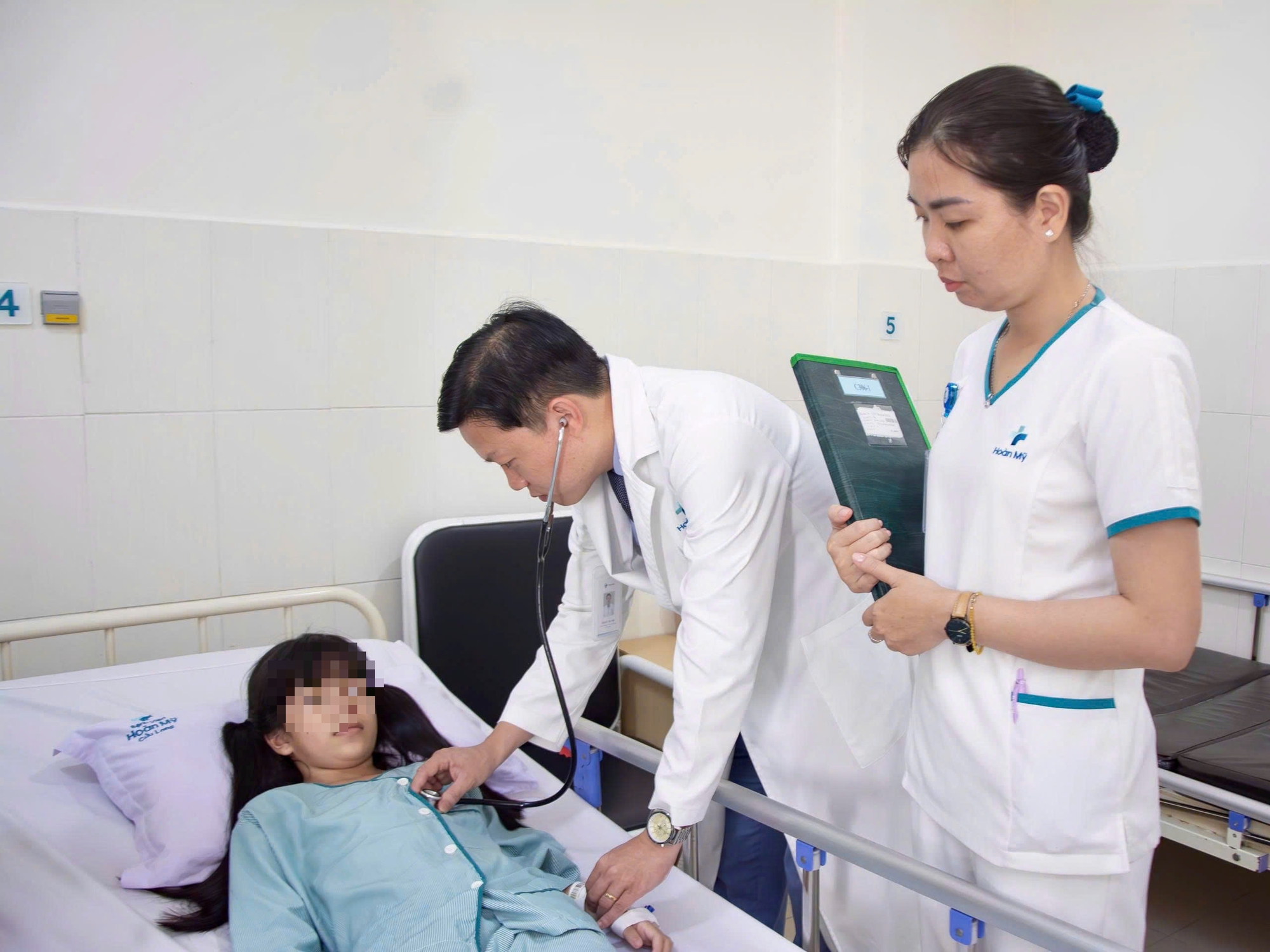 Người mẹ nghèo xúc động cảm ơn bệnh viện cứu sống con gái mình - Ảnh 1.