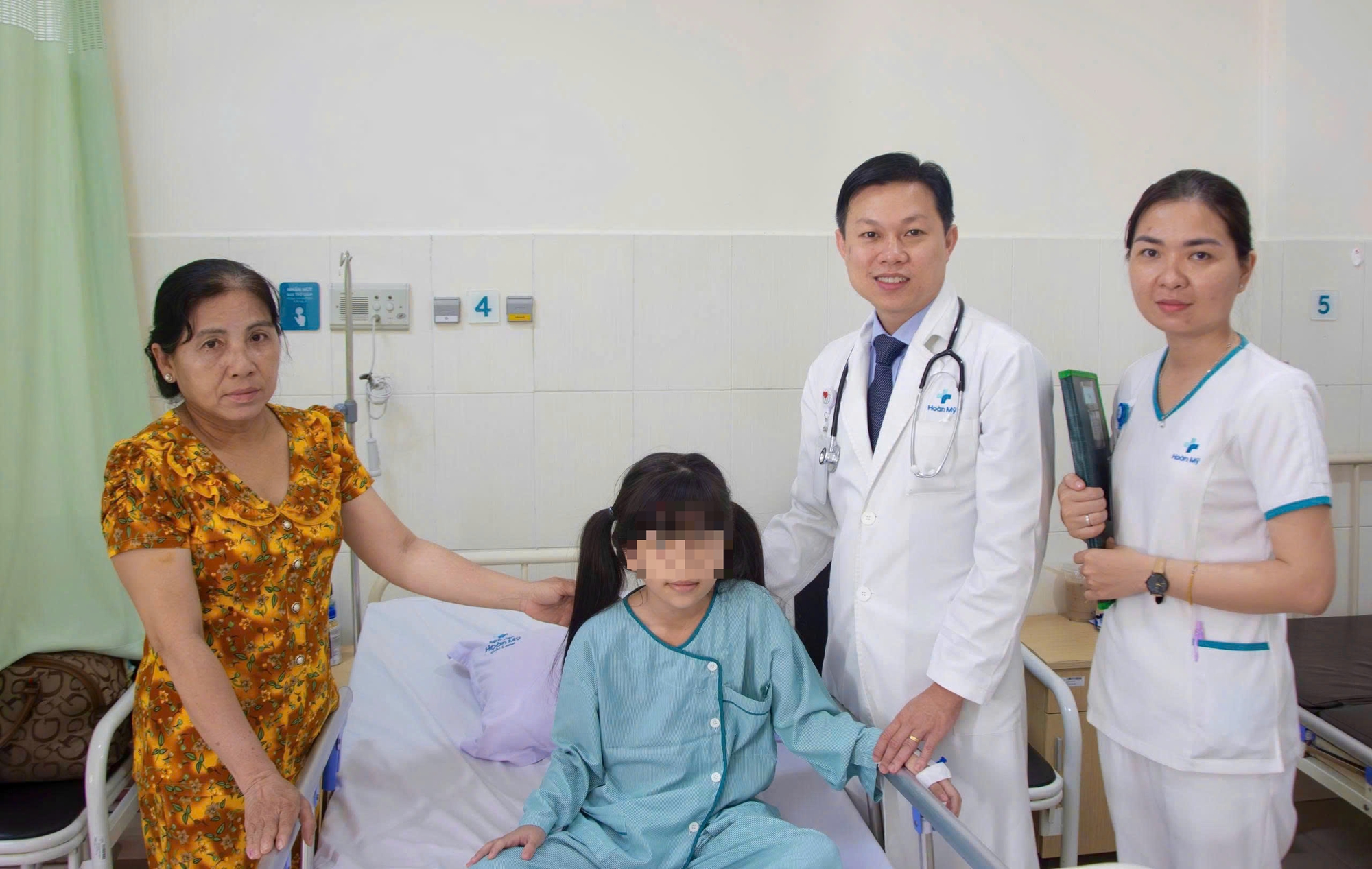 Người mẹ nghèo xúc động cảm ơn bệnh viện cứu sống con gái mình - Ảnh 2.