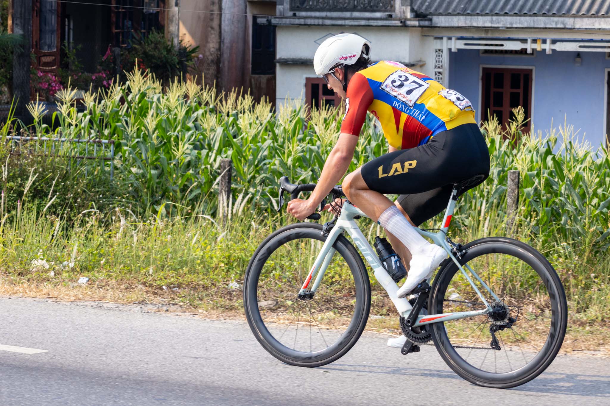 Chặng 12 Cúp truyền hình TP HCM 2026: Ngoại binh Thụy Sĩ đơn độc về nhất chặng ấn tượng - Ảnh 9.