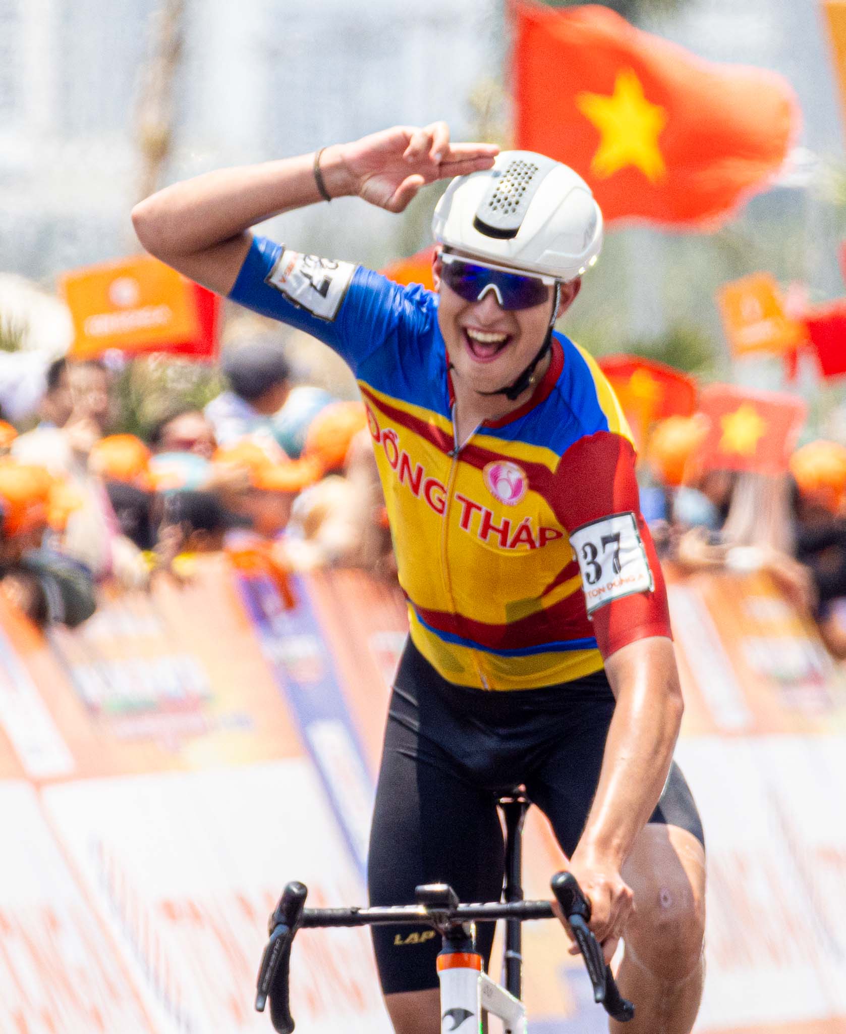 Chặng 12 Cúp truyền hình TP HCM 2026: Ngoại binh Thụy Sĩ đơn độc về nhất chặng ấn tượng - Ảnh 13.