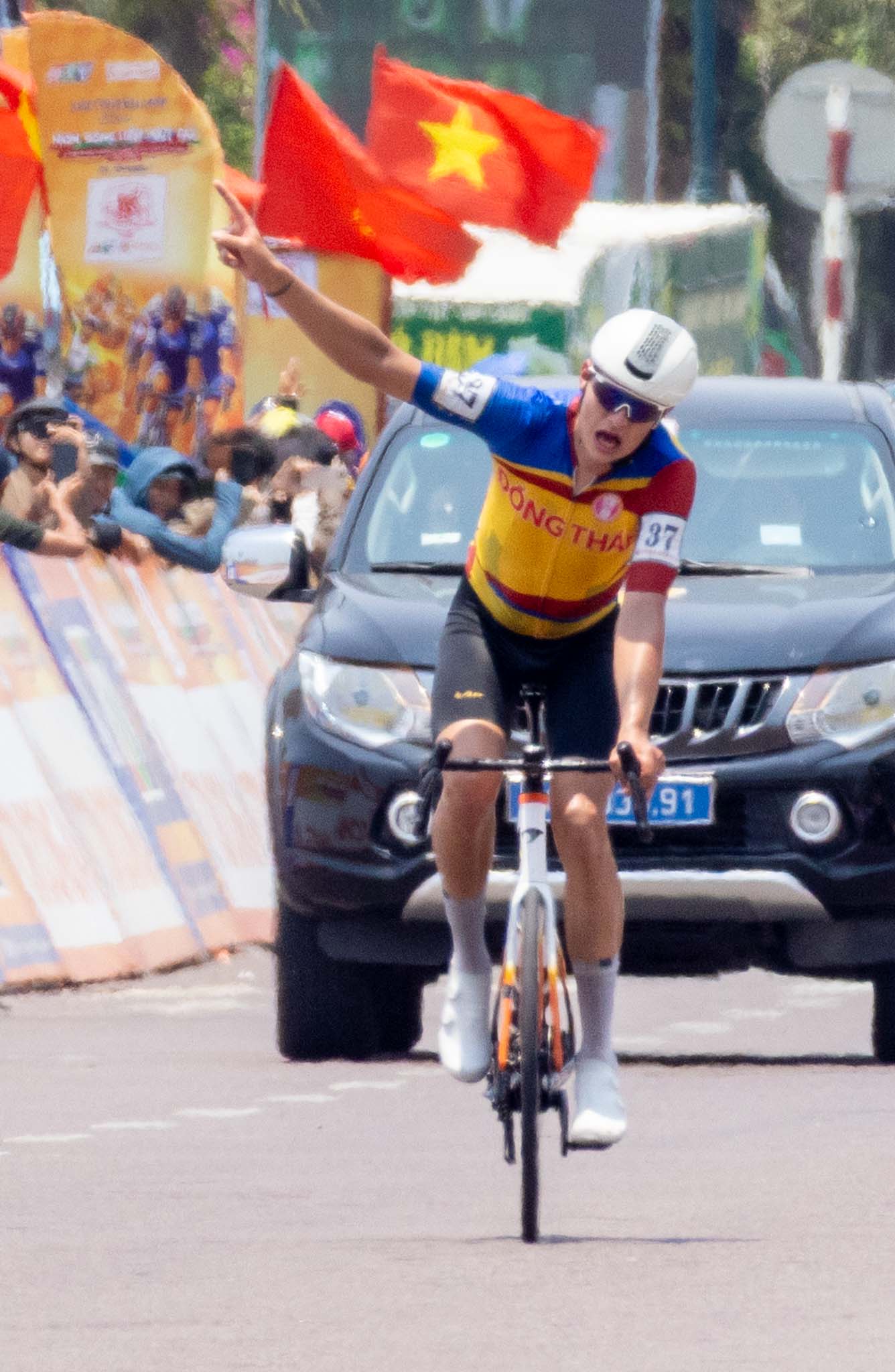 Chặng 12 Cúp truyền hình TP HCM 2026: Ngoại binh Thụy Sĩ đơn độc về nhất chặng ấn tượng - Ảnh 11.