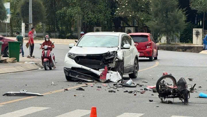 Tai nạn xe máy và ô tô tại Tân Uyên: Một người tử vong tại chỗ - Ảnh 1.