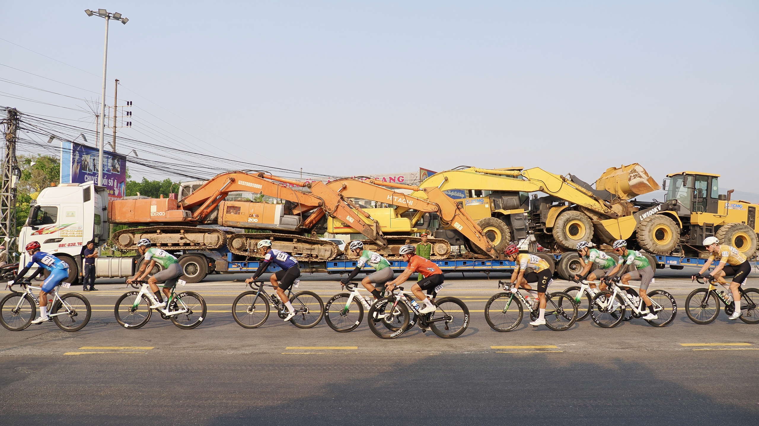 Chặng 12 Cúp truyền hình TP HCM 2026: Ngoại binh Thụy Sĩ đơn độc về nhất chặng ấn tượng - Ảnh 4.