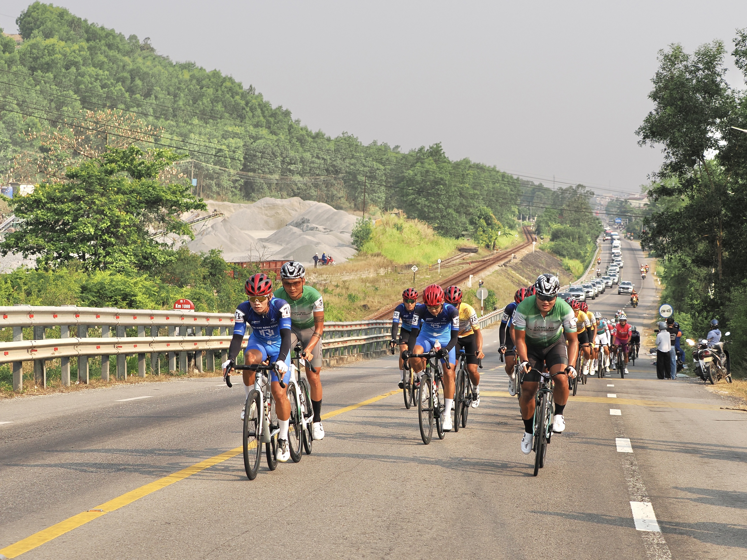 Chặng 12 Cúp truyền hình TP HCM 2026: Ngoại binh Thụy Sĩ đơn độc về nhất chặng ấn tượng - Ảnh 3.