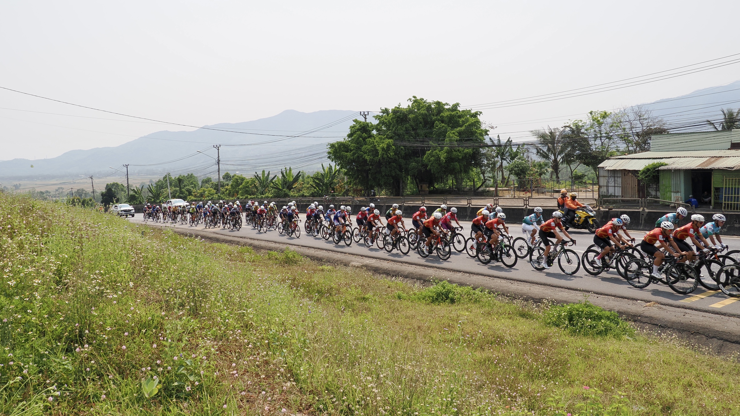 Chặng 12 Cúp truyền hình TP HCM 2026: Ngoại binh Thụy Sĩ đơn độc về nhất chặng ấn tượng - Ảnh 5.